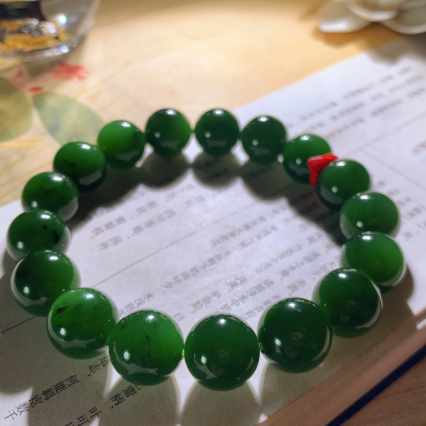 和田玉红皮料菠菜绿俄罗斯碧玉手串 单颗尺寸12！玉质细腻油润。手推出油。佩戴高端典雅。lt260418