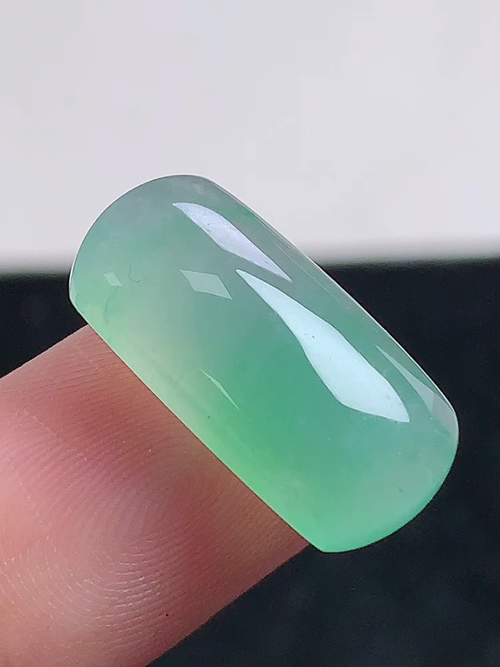 冰晴绿马鞍戒面，无裂，尺寸20/8.8/6.1，№:y18002