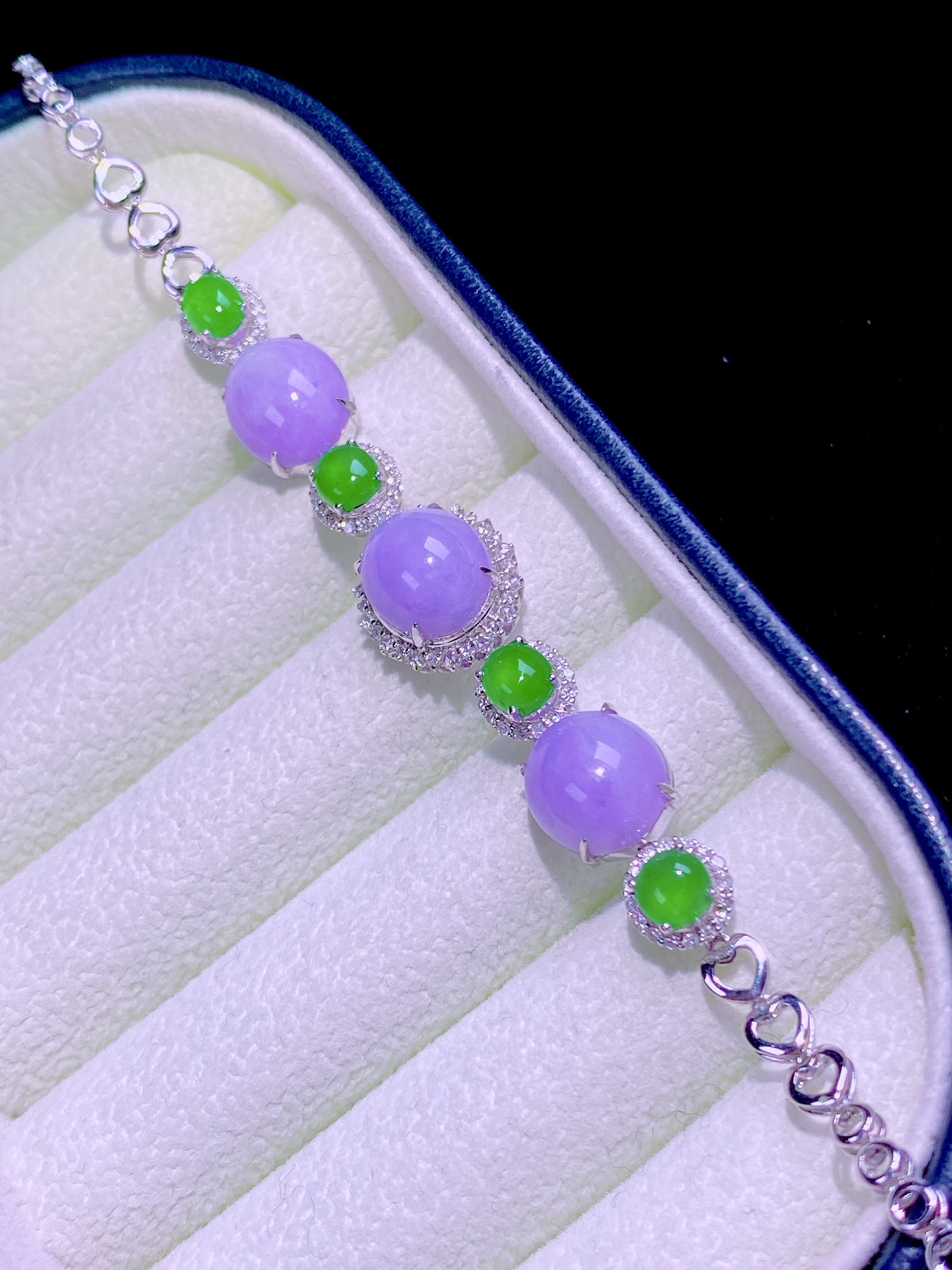 ️ 世人皆如满天星 而你却如皎皎洁月         众星捧月 唯你耀眼…天然翡翠冰种蛋面手链 真是越看越喜欢 独特风格 佩戴气质高雅 设计款，10-8.8-4.5