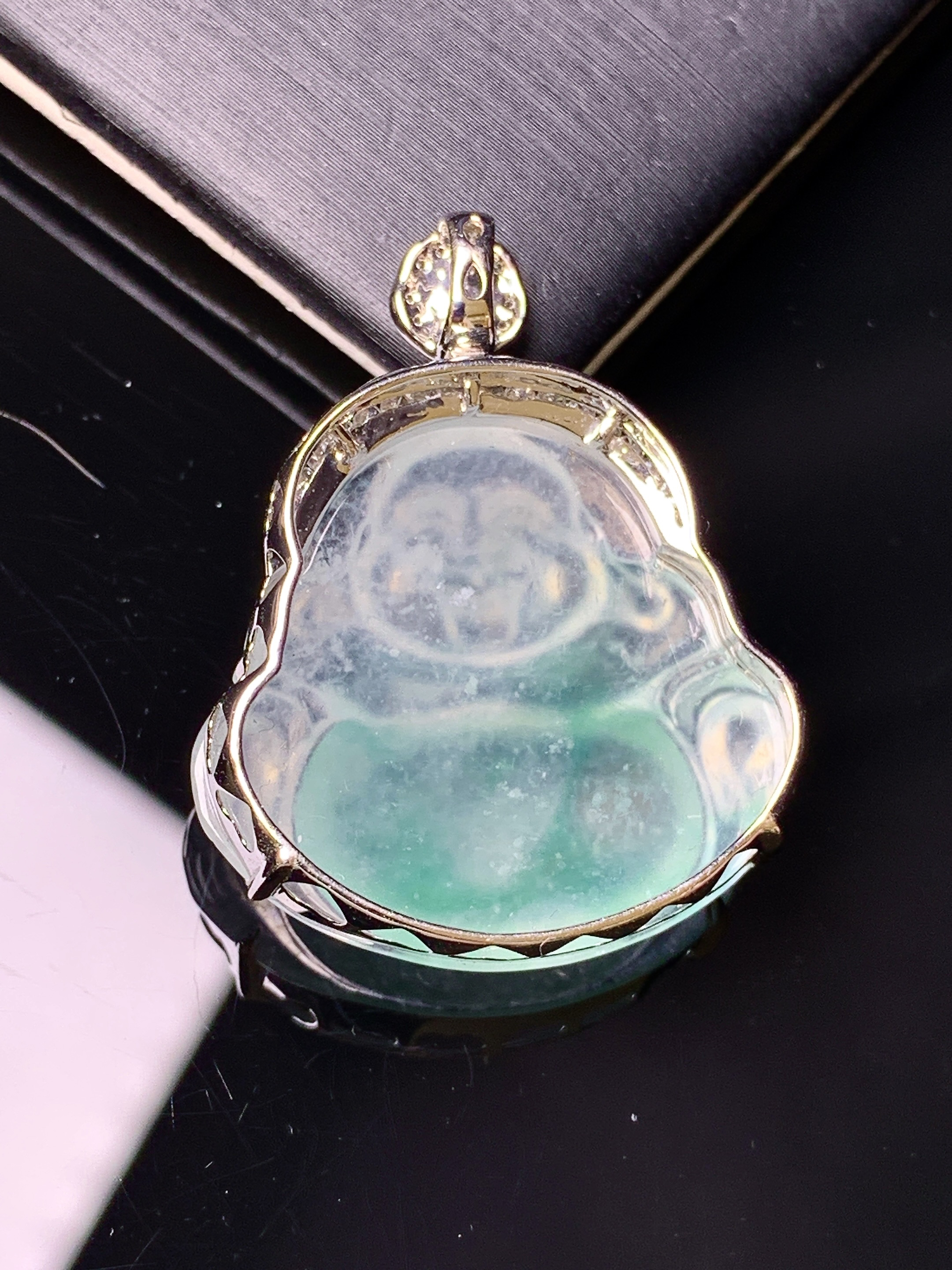 18k金钻镶嵌冰种飘绿佛公吊坠 玉质细腻 色泽艳丽清新 水润亮眼 整体尺寸32*25.3*8.5y5