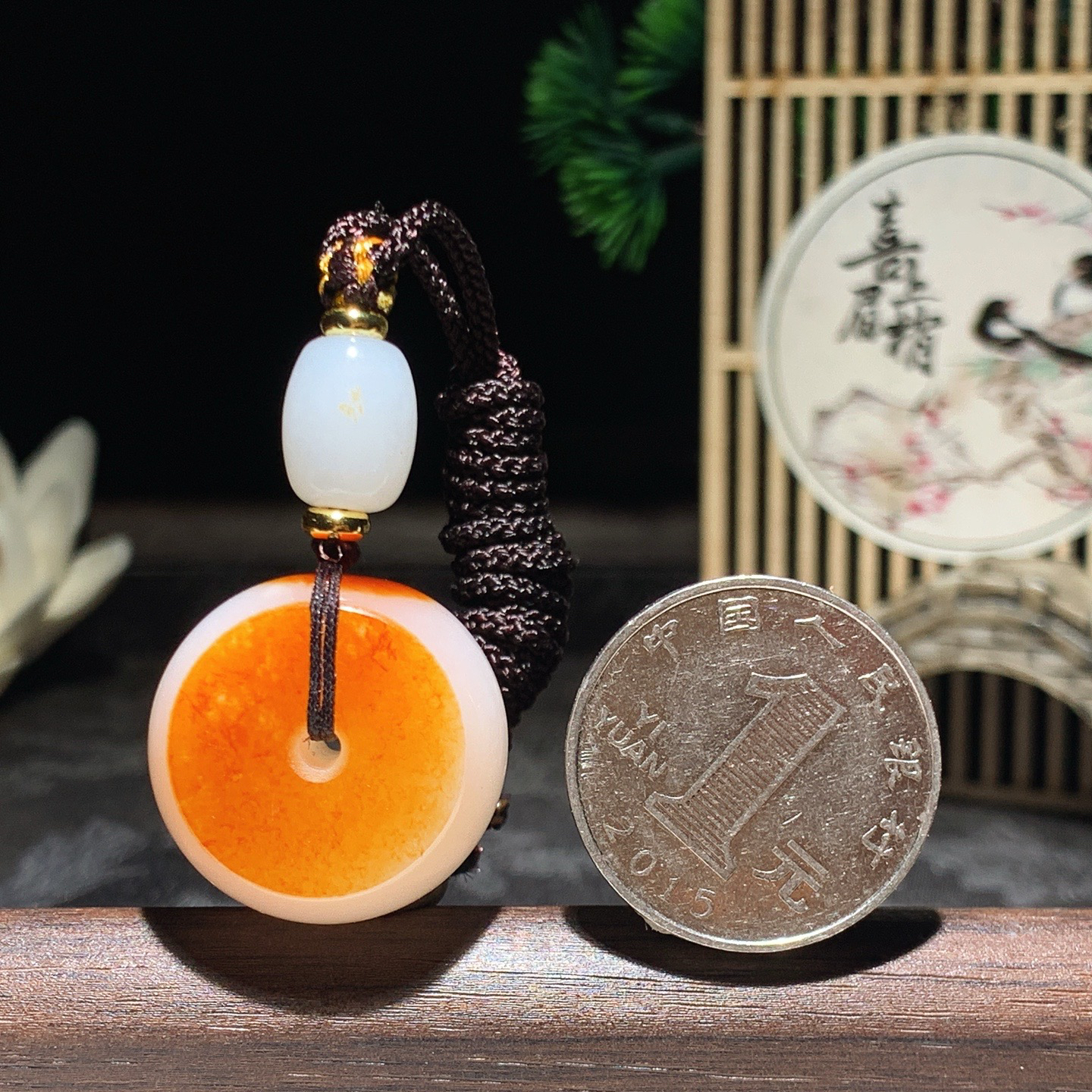 和田玉红皮料白玉平安扣挂件。尺寸24/14重19克，玉质细腻油润 脂粉好，品质好！lt260418