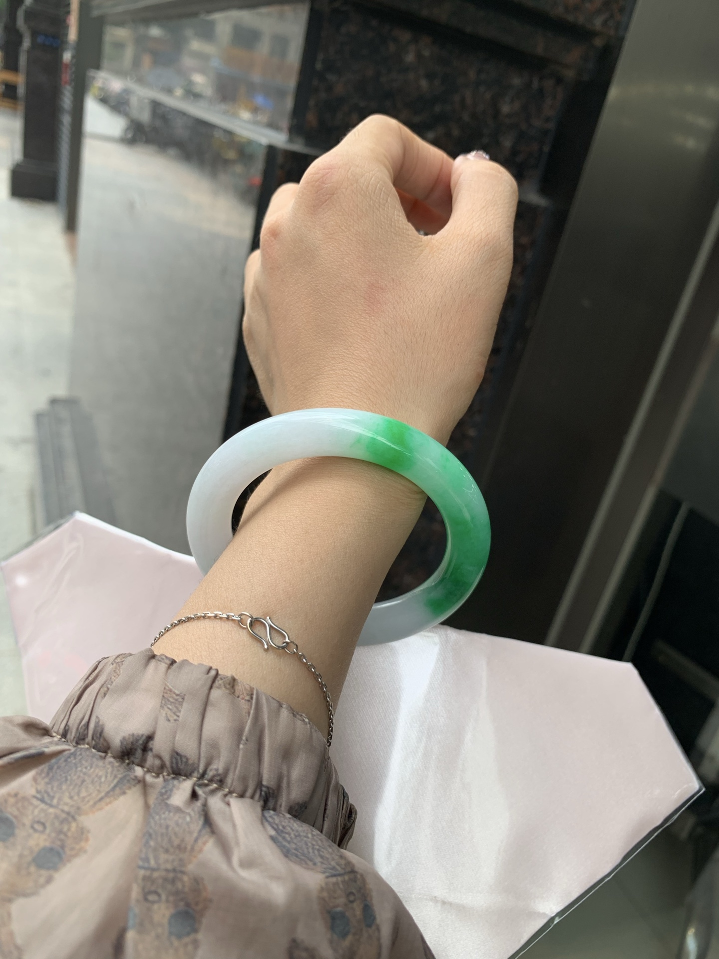 白底青辣绿圆条，55.1-10.6-11.1，0419-N481，打灯多处细纹，有断纹，底妆水润，一节辣绿花点缀，镯色生香，腕间之美，水润中透着灵气，仙气缭绕，温婉可人，举手投足间皆是美好