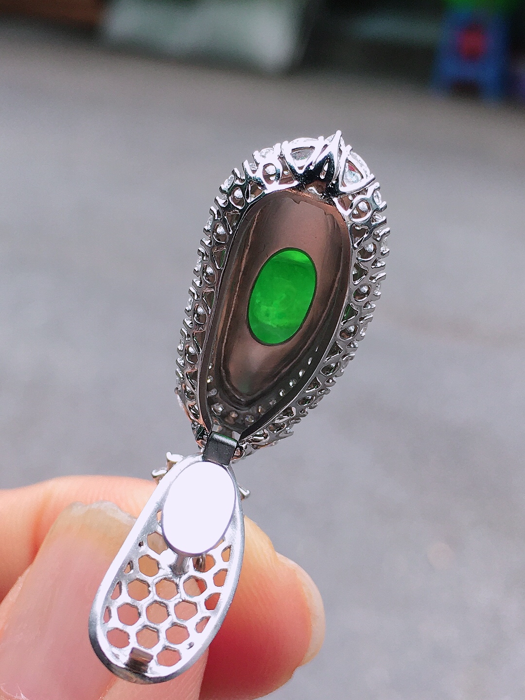 阳绿福豆吊坠，色泽均匀艳丽，玉质细腻，荧光感超
强，饱满圆润，尽显优雅气质，18k
金豪华镶嵌