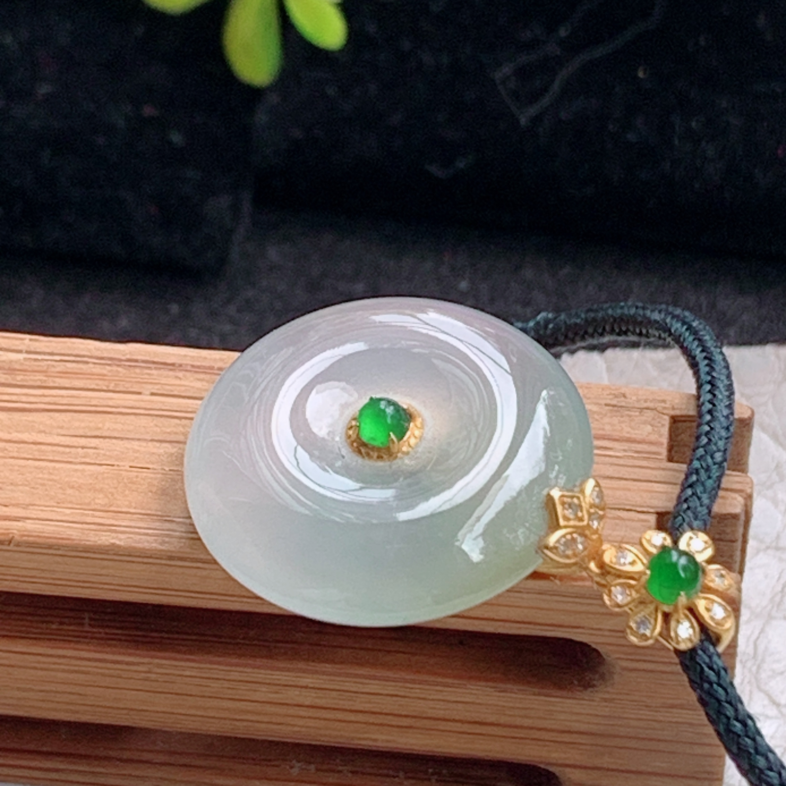 zz3实拍26.2*18.3*5.3天然缅甸翡翠冰透平安扣小吊坠淡晴水镶金玉扣锁骨坠