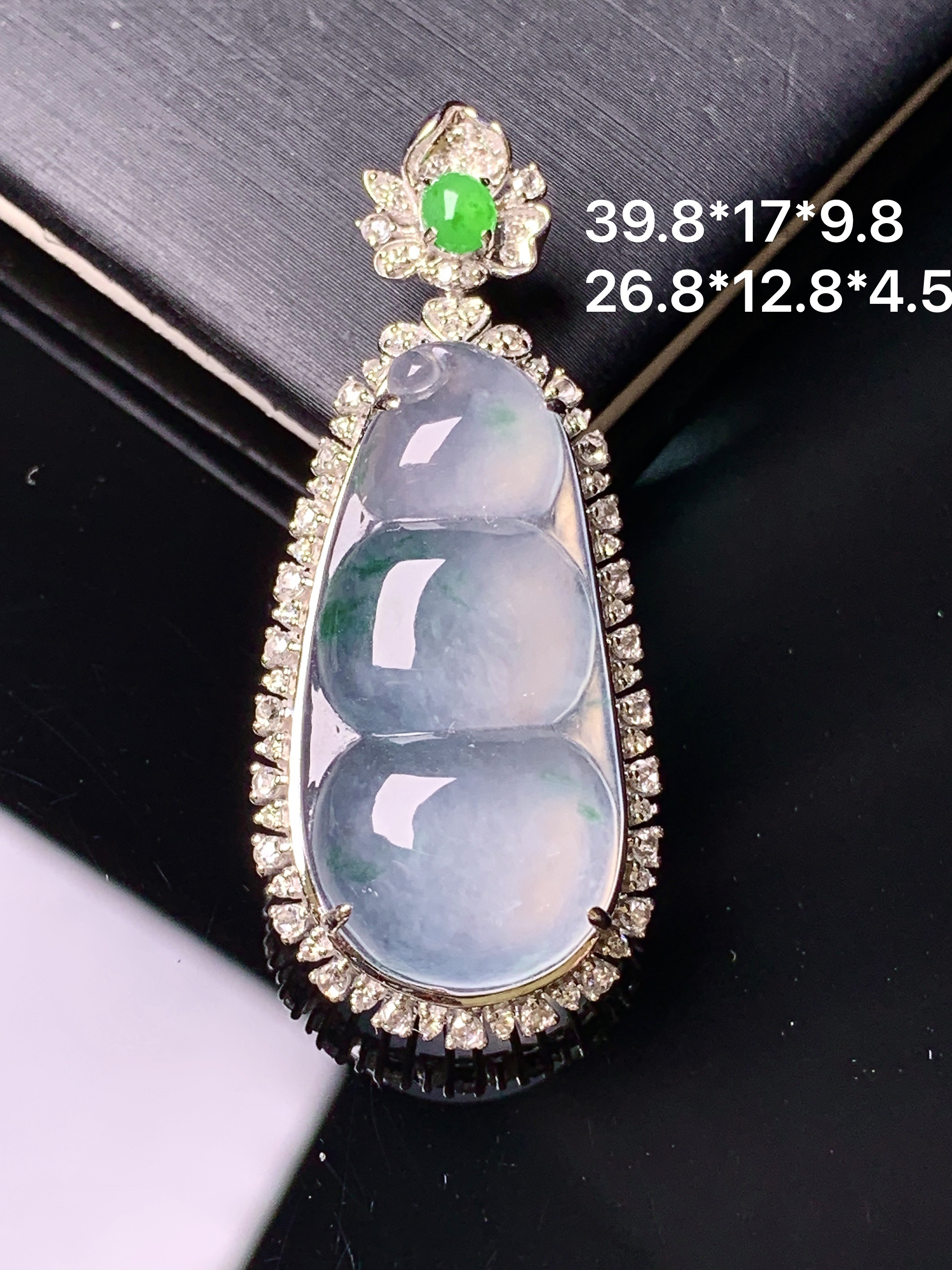 18k金钻镶嵌冰种飘绿四季豆吊坠 玉质细腻 色泽艳丽清新 水润亮眼 整体尺寸 39.8*17*9.8k1