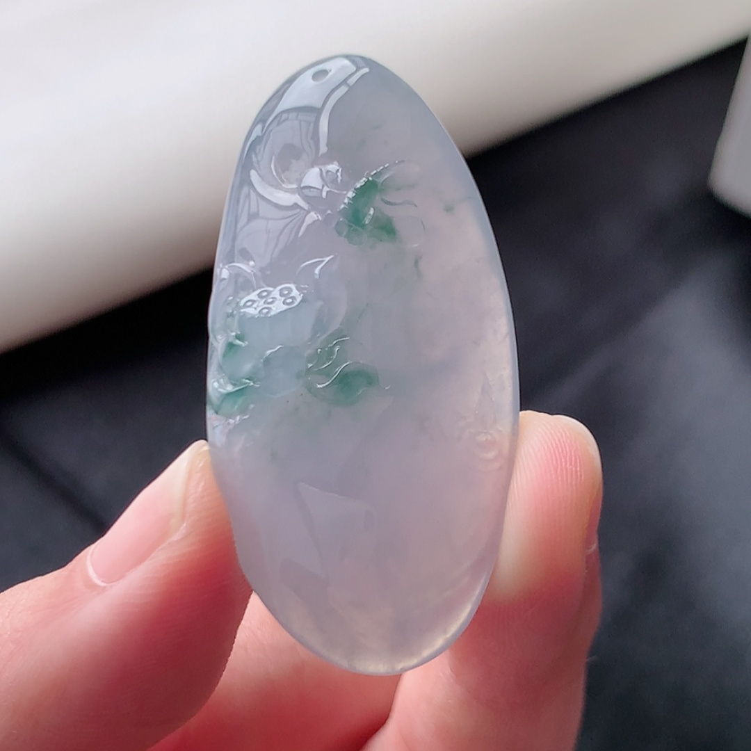 冰飘花挂件。翠色清新，冰润细腻水润，佩戴优雅气质，货号12417，45.3-22.1-7.7