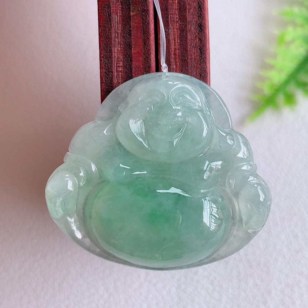 冰润飘绿佛公挂件 玉质细腻  精雕弥勒佛，笑佛福耳垂肩，面相喜庆，开怀大笑，憨态可掬。惟妙惟肖，寓意