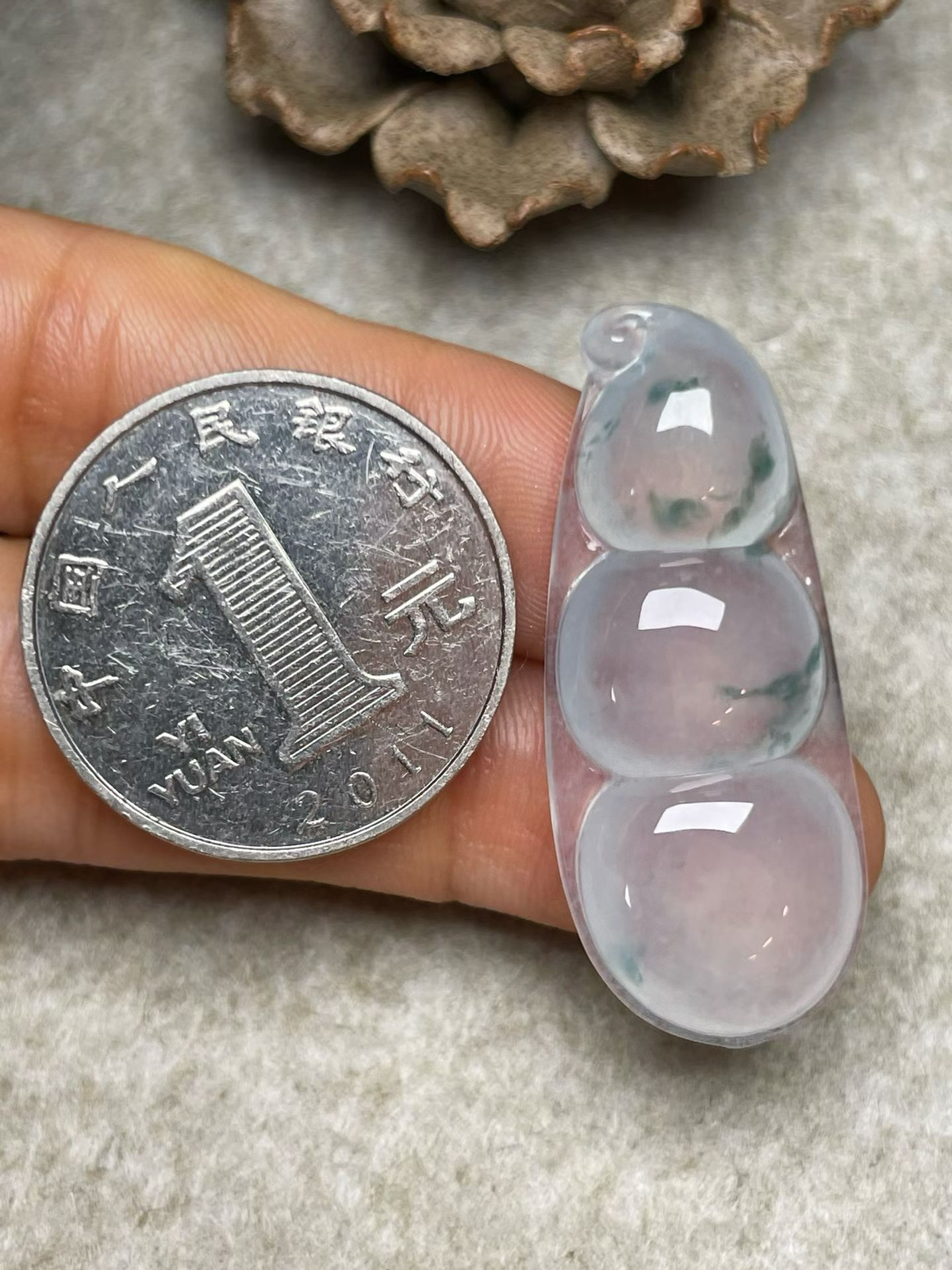 冰种飘花【福豆】吊坠、种水好，玉质细腻 ，卖相好.