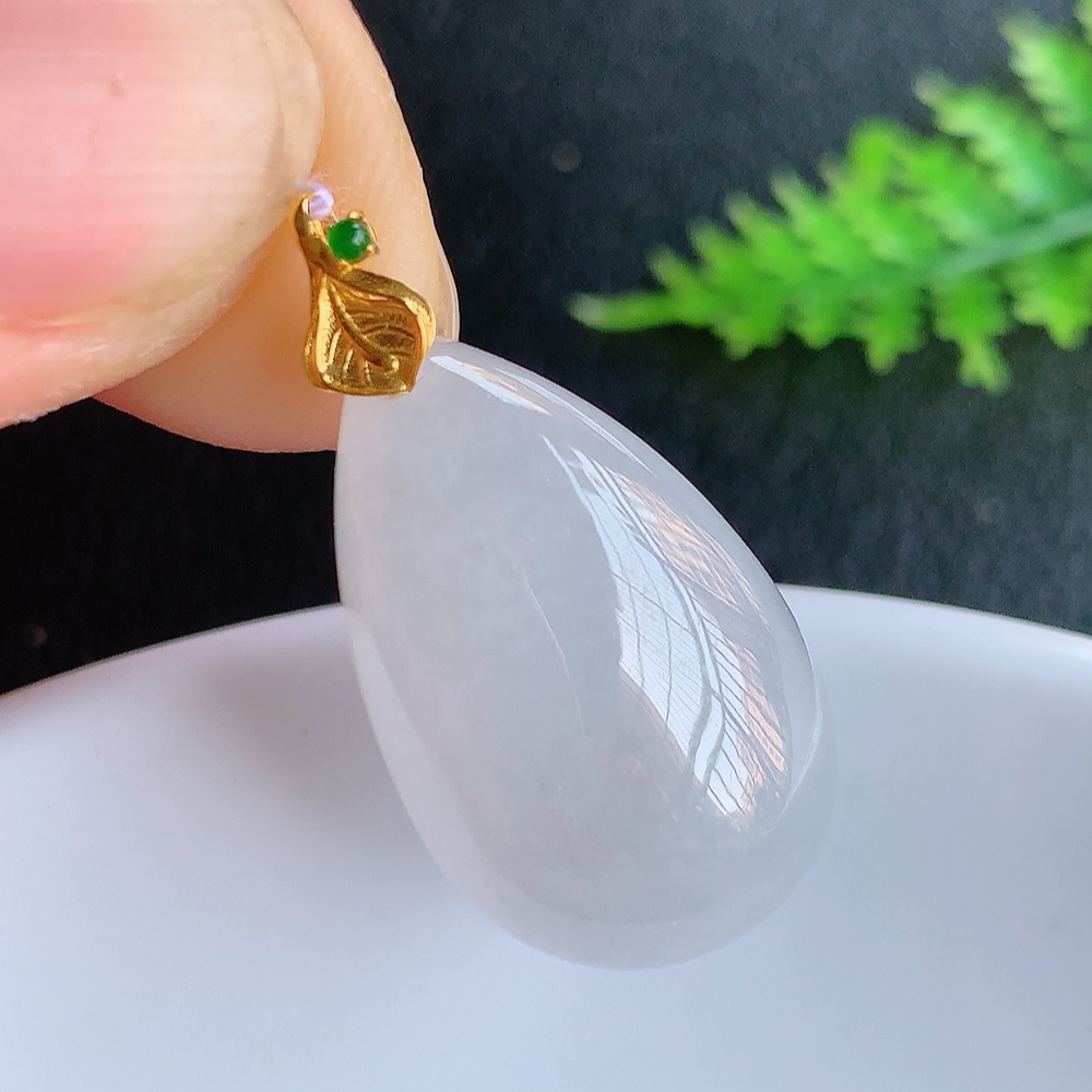 冰润水滴翡翠吊坠，款式新颖时尚，日常百搭的款。满满的份量感，18k金镶嵌，上身效果优雅迷人！性价比超值  W415.18  整体尺寸：29-14.6-7.6mm   裸石尺寸：24-14.6-7.6mm