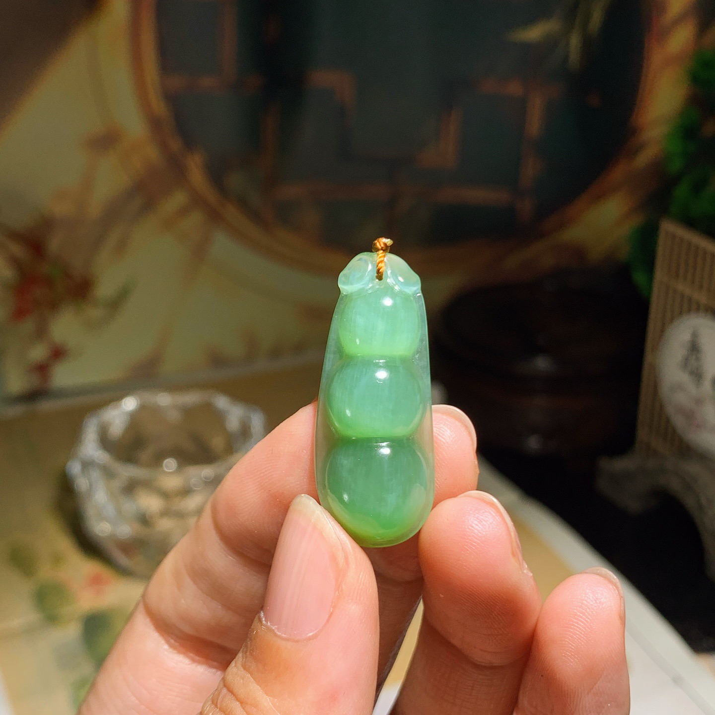 和田玉阳绿猫眼俄罗斯碧玉福豆四季豆挂件 尺寸34/14/7重4.8克，玉质细腻油润 底色纯净 脂粉好