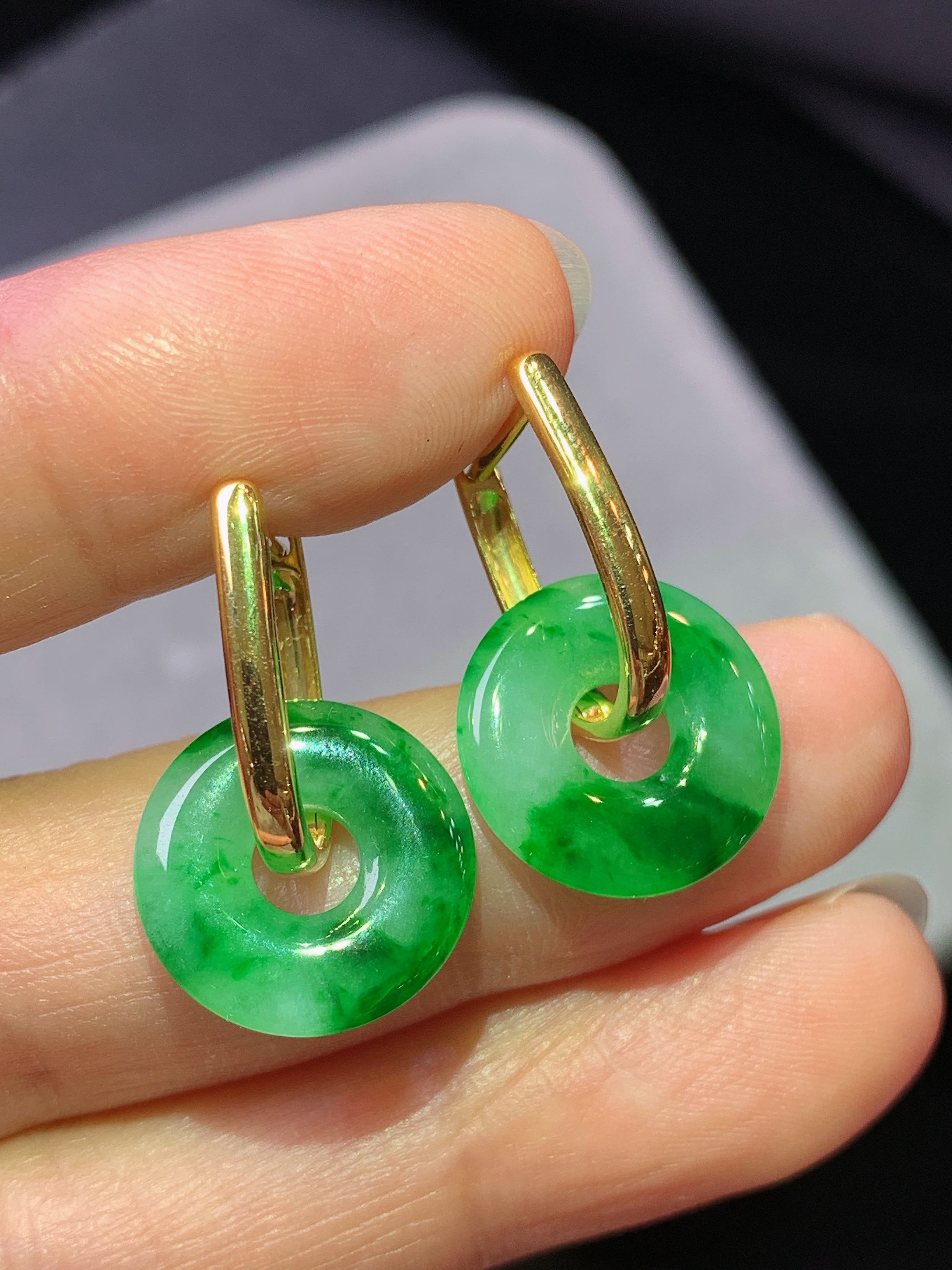 18k金镶嵌冰阳绿平安环耳坠 玉质细腻 色泽艳丽清新 水润亮眼 整体尺寸22.5*14.3*2.8b1