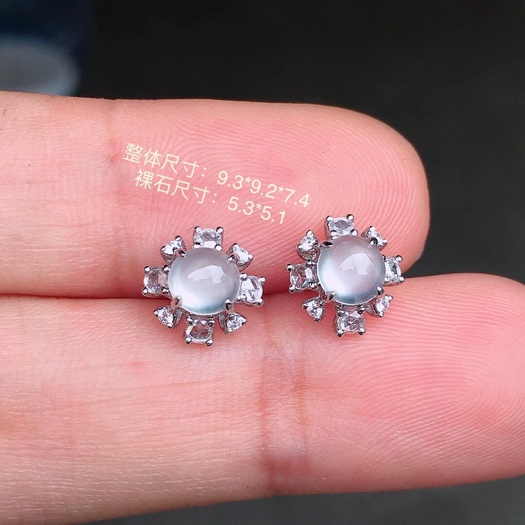 玻璃种蛋面耳钉，玉质细腻，荧光感超
强，饱满圆润，尽显优雅气质，18k
金豪华镶嵌