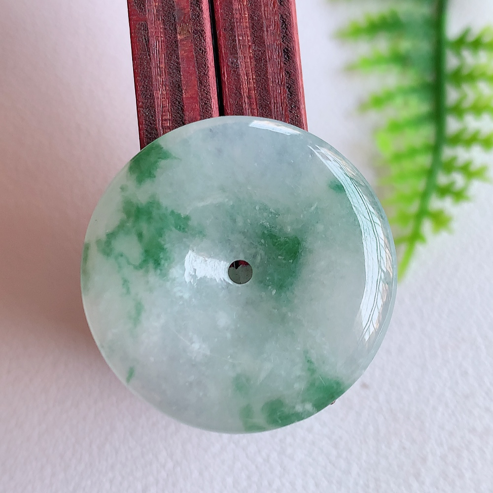 冰润飘花平安扣吊坠，厚装饱满，冰润剔透，细腻水足，种质润泽，飘花灵动，佩戴优雅大气，W415.18   尺寸：25.8-4.5mm