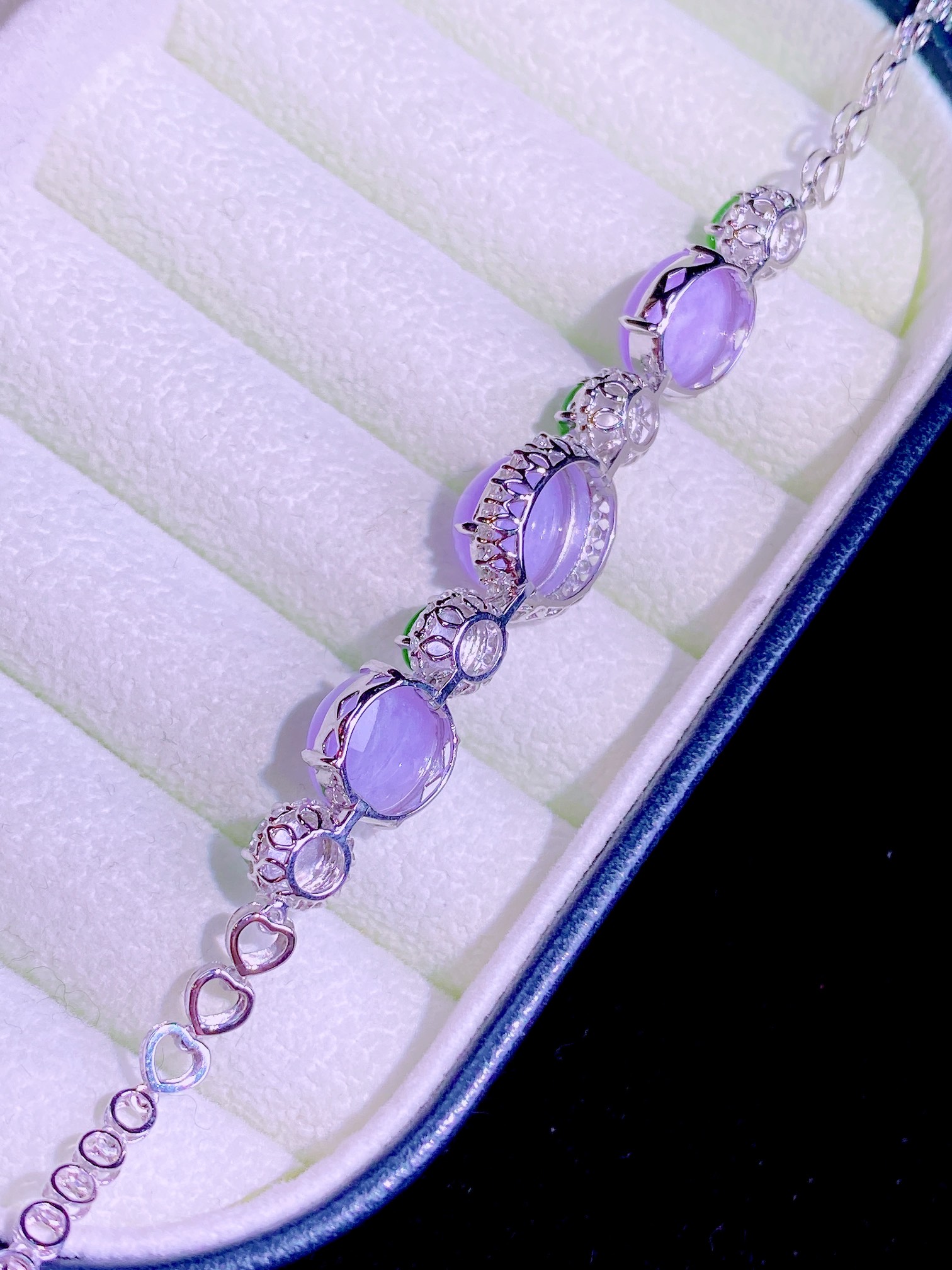 ️ 世人皆如满天星 而你却如皎皎洁月         众星捧月 唯你耀眼…天然翡翠冰种蛋面手链 真是越看越喜欢 独特风格 佩戴气质高雅 设计款，10-8.8-4.5