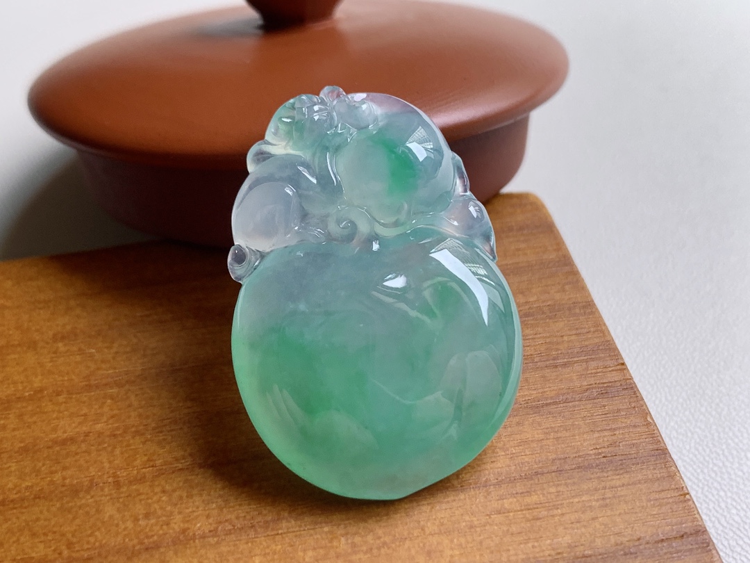 ️ 冰种阳绿猴桃 色泽青翠漂亮，鼓鼓的厚实讨喜，无裂尺寸34*23.3*7.6 超值