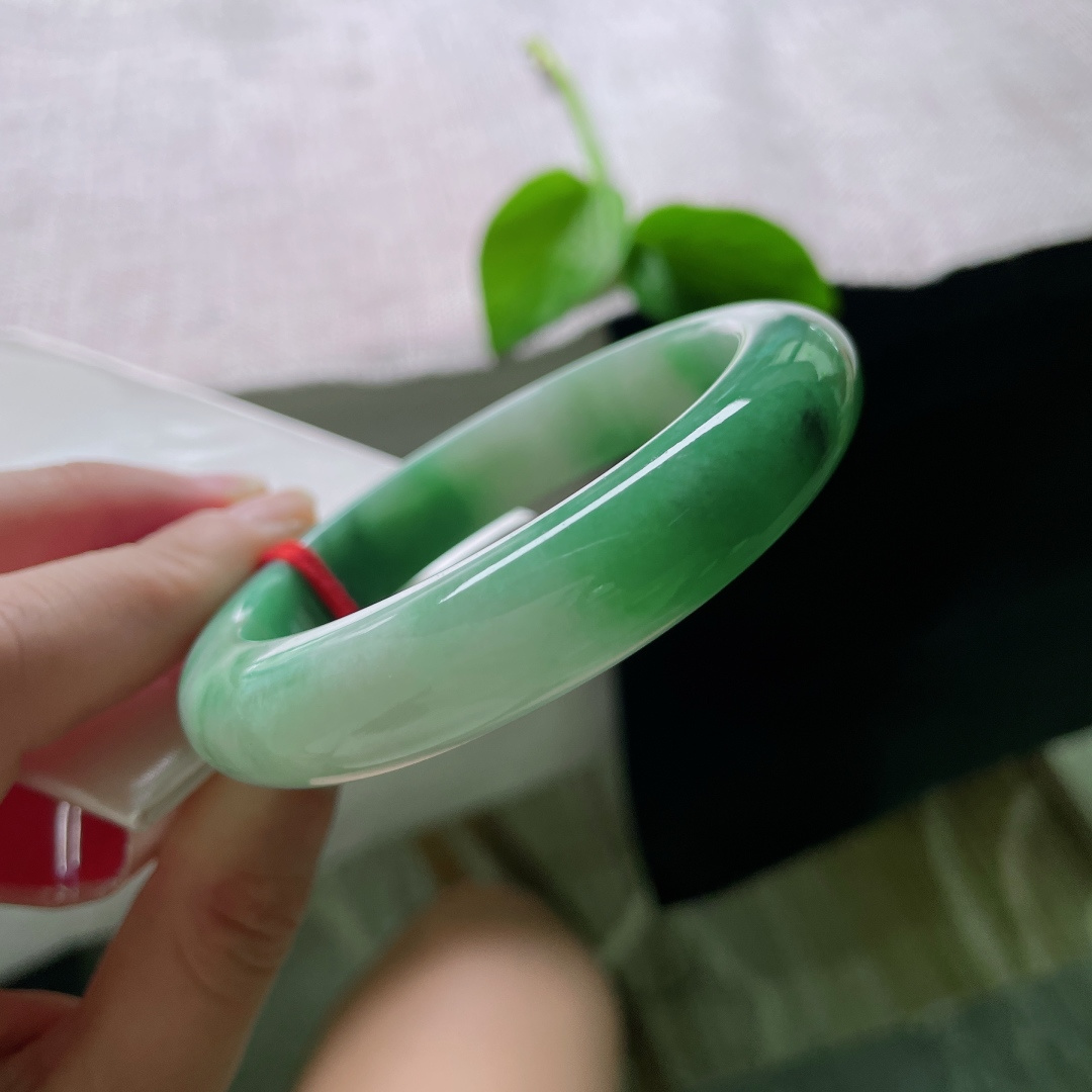 56.5/12.6/9.4，飘绿正圈，版型厚装，肉质细腻，镯韵千秋，乌鸡，无裂，ss51131a