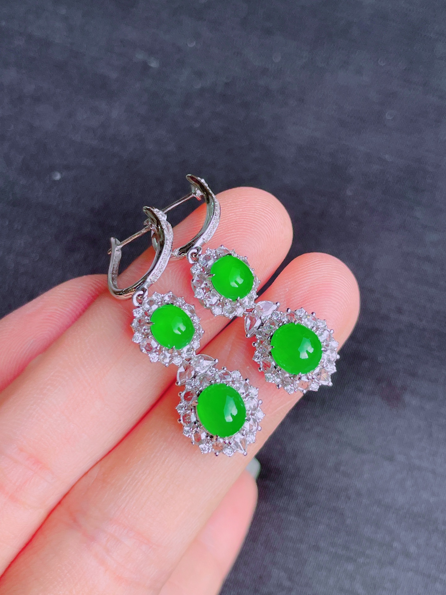 ️高冰绿蛋面耳坠 晶莹剔透，新颖时尚，无裂，6.5-6-4