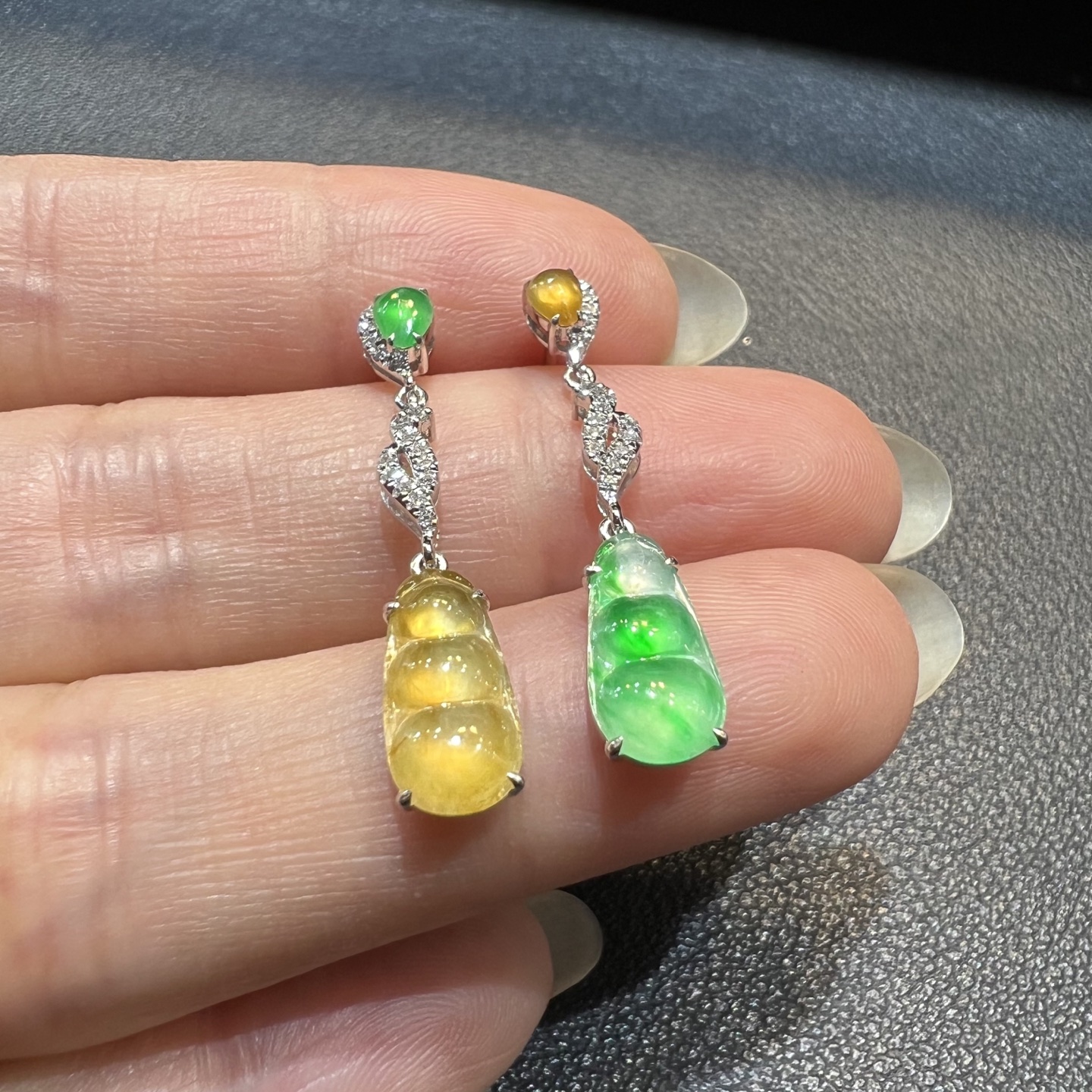️18k金钻石镶嵌冰种起光阳绿黄翡四季豆耳坠双色福豆耳钉天然缅甸翡翠A货，11-5.6-28.5-5.6-3.4