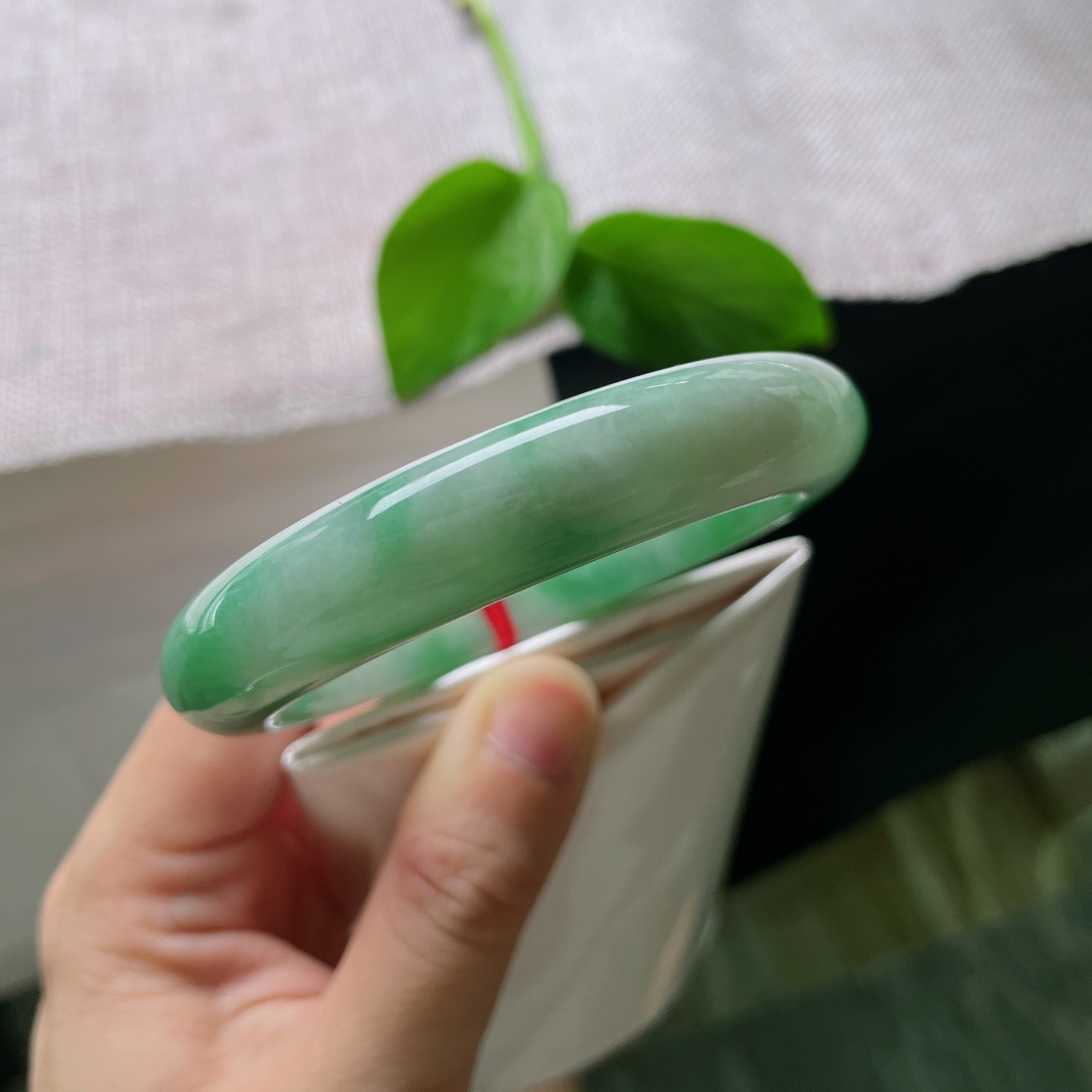56.5/12.6/9.4，飘绿正圈，版型厚装，肉质细腻，镯韵千秋，乌鸡，无裂，ss51131a
