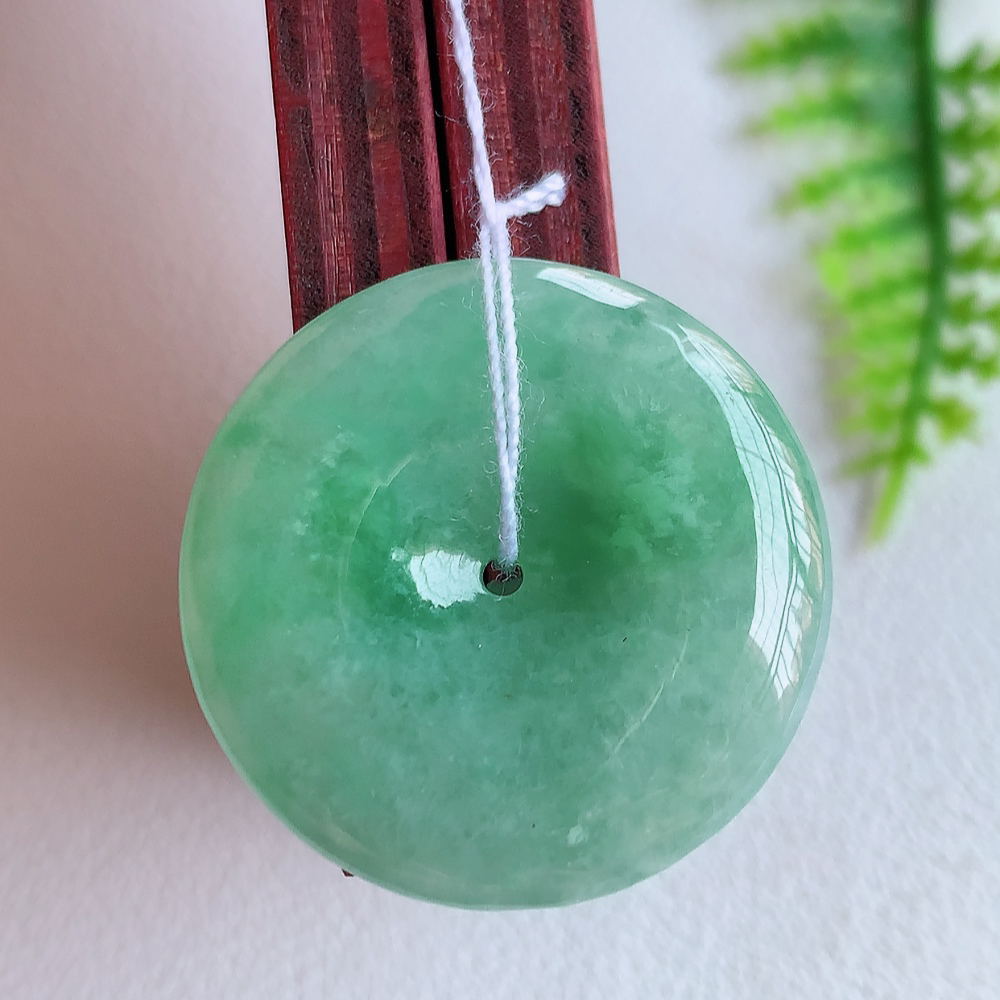 冰润飘绿平安扣吊坠，厚装饱满，冰润剔透，细腻水足，种质润泽，飘花灵动，佩戴优雅大气，W415.18 