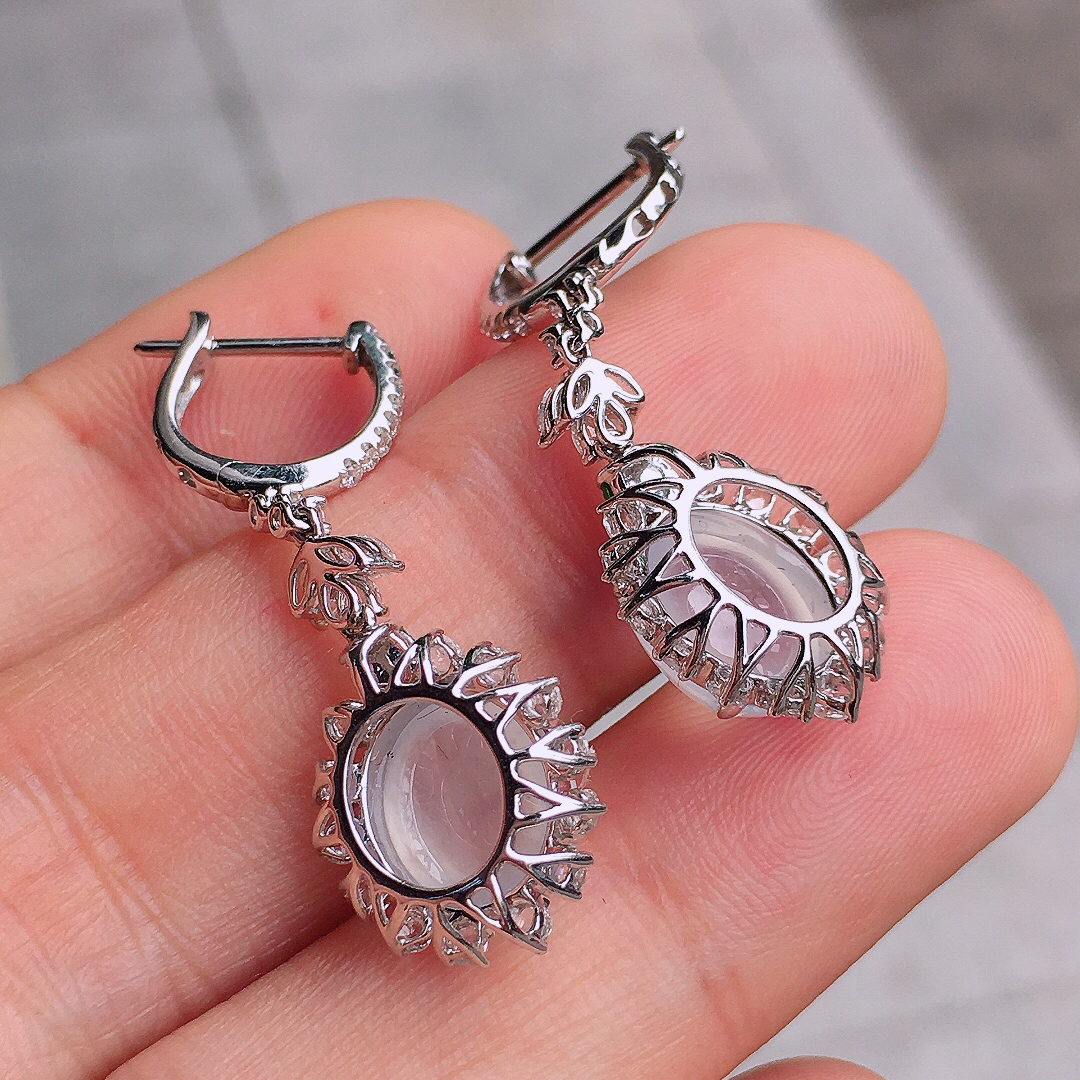 冰种蛋面耳坠，玉质细腻，荧光感超
强，饱满圆润，尽显优雅气质，18k
金豪华镶嵌