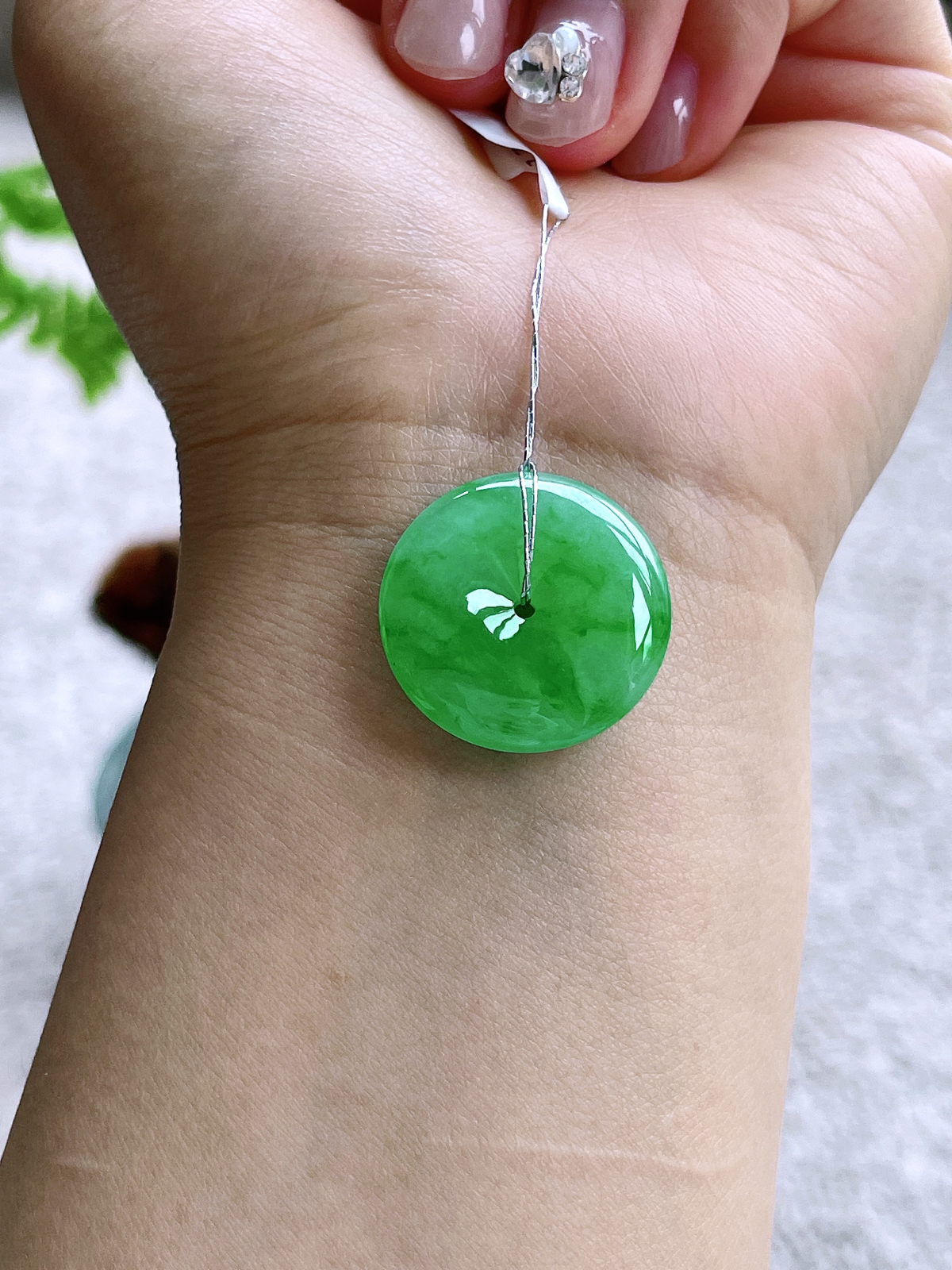 【裸石】高冰阳绿平安扣吊坠
【说明】缅料 完美 性价比高  
【尺寸】24.3-5.5