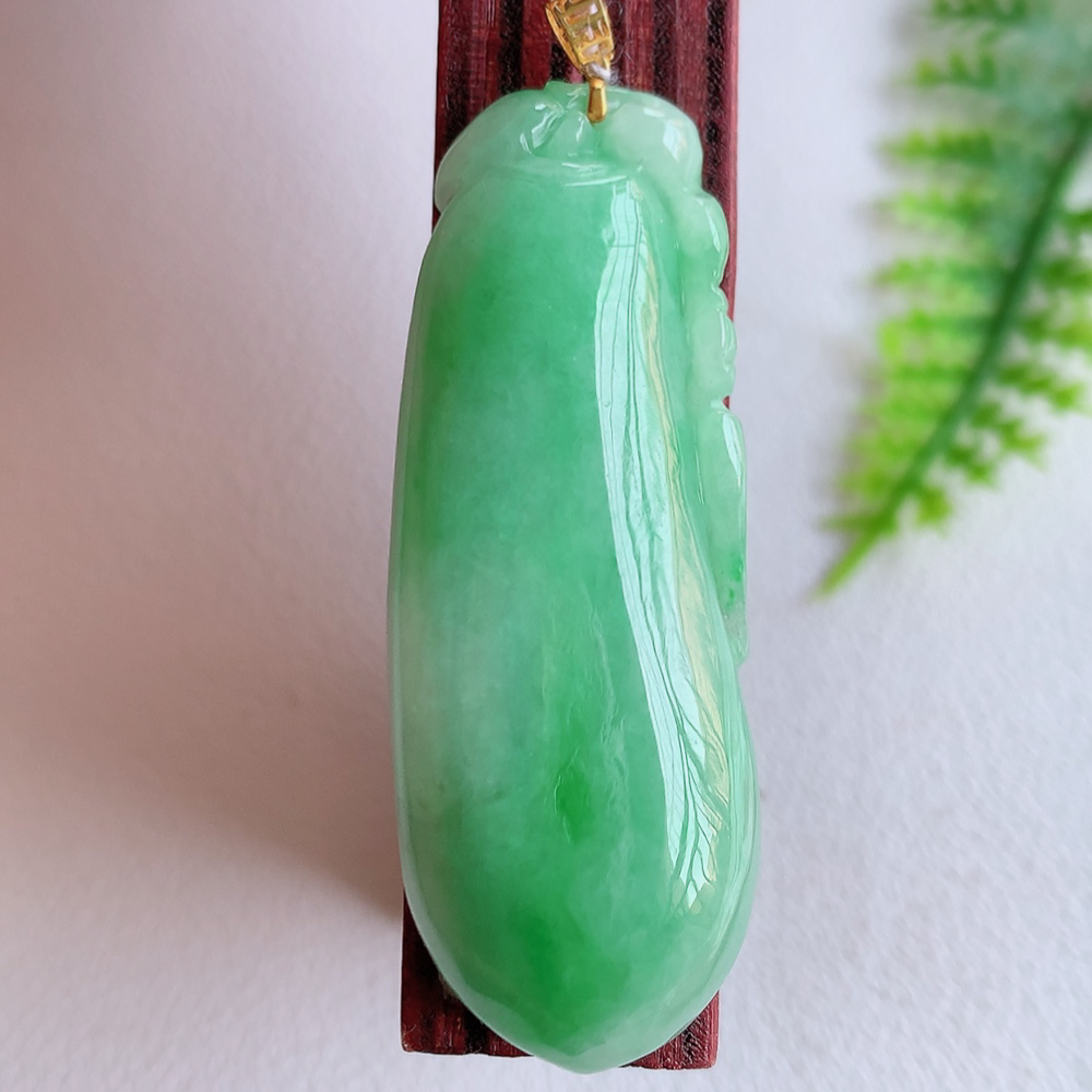 18k金扣冰润满绿福瓜翡翠吊坠，呱呱来财，福气满满的美好寓意，清新自然  沁人心脾，造型独特，清秀高雅  W415.18  尺寸：42.5-16-8mm