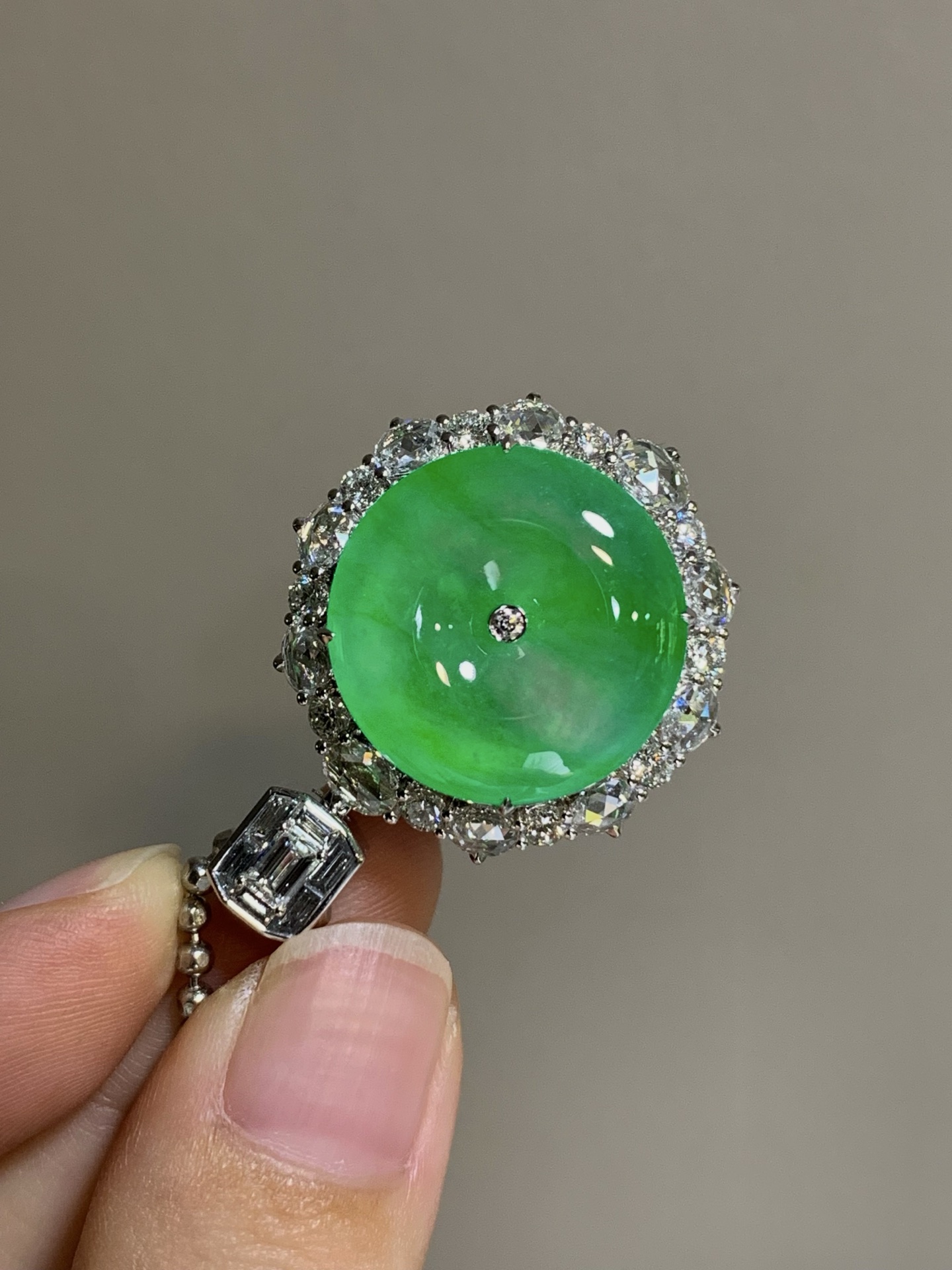 ️【18k金镶嵌平安扣吊坠】种老细腻，色阳浓郁起胶，成品：32.4*22.9*10.6，裸石：17