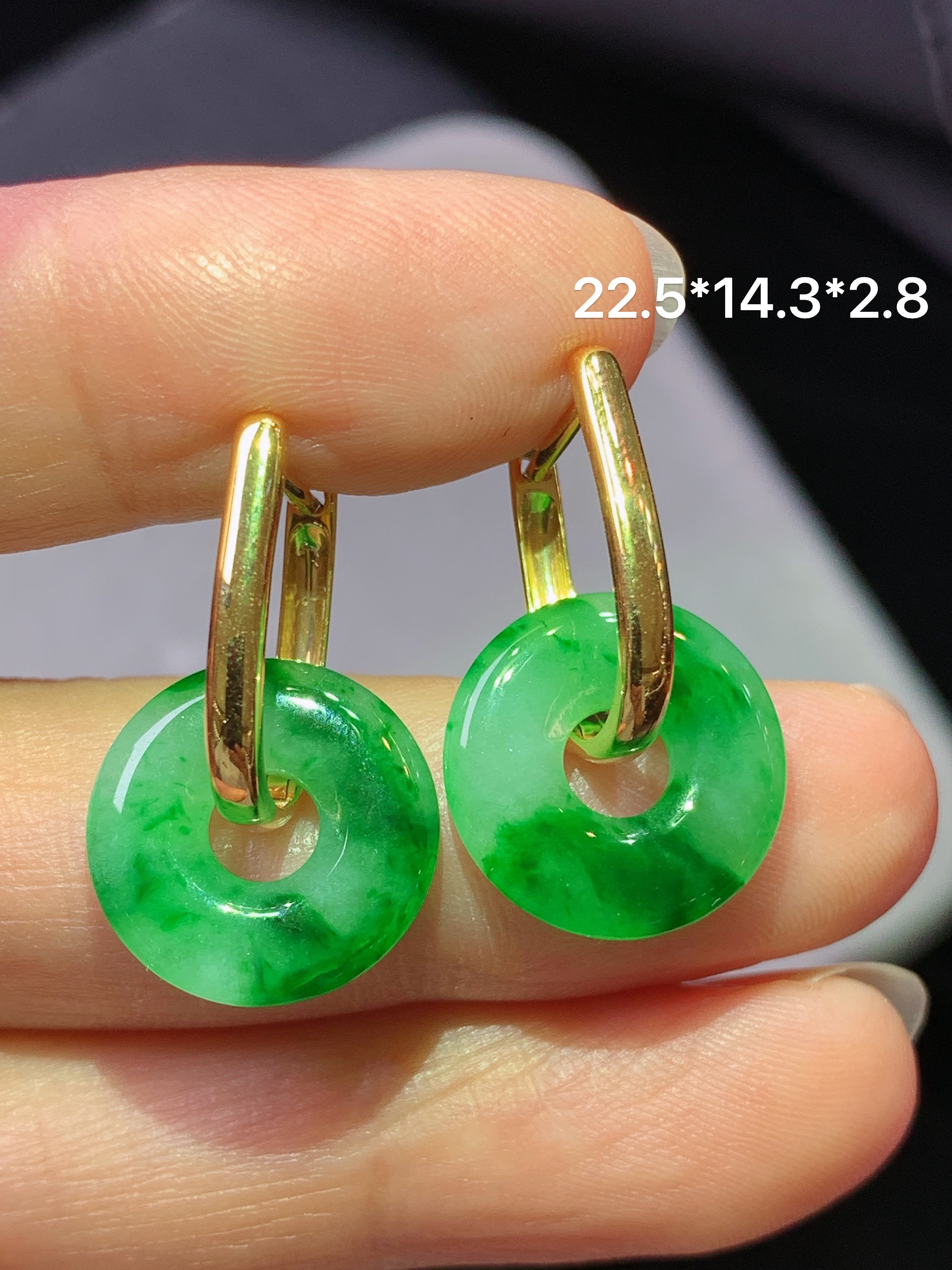 18k金镶嵌冰阳绿平安环耳坠 玉质细腻 色泽艳丽清新 水润亮眼 整体尺寸22.5*14.3*2.8b1