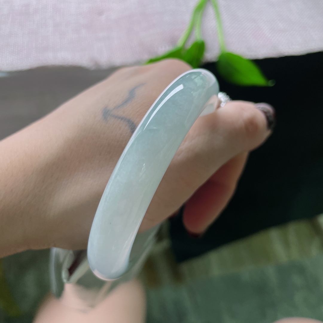 56/11.3/8.4飘花正圈，冰润细腻，飘逸，灵动，温柔大方，无裂，ss51220a