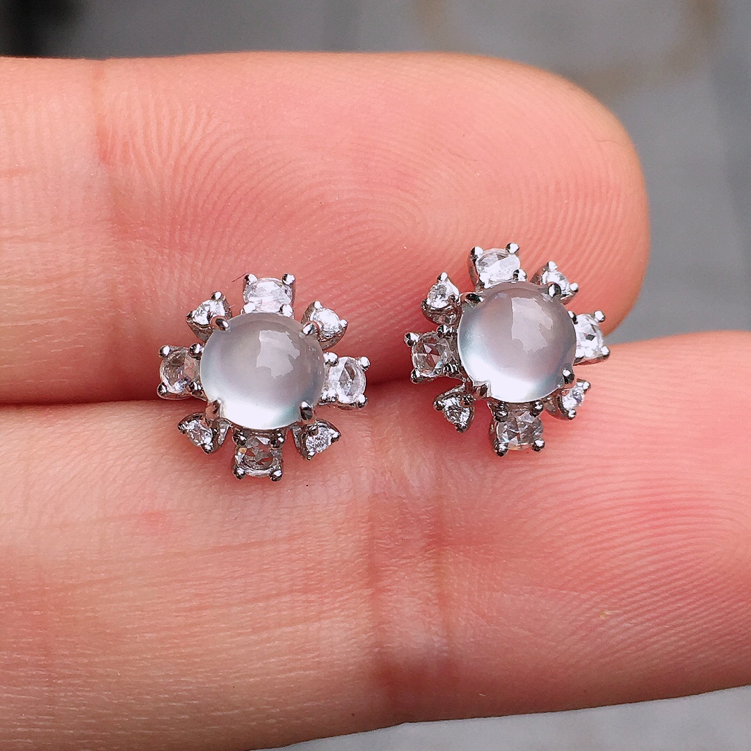 玻璃种蛋面耳钉，玉质细腻，荧光感超
强，饱满圆润，尽显优雅气质，18k
金豪华镶嵌