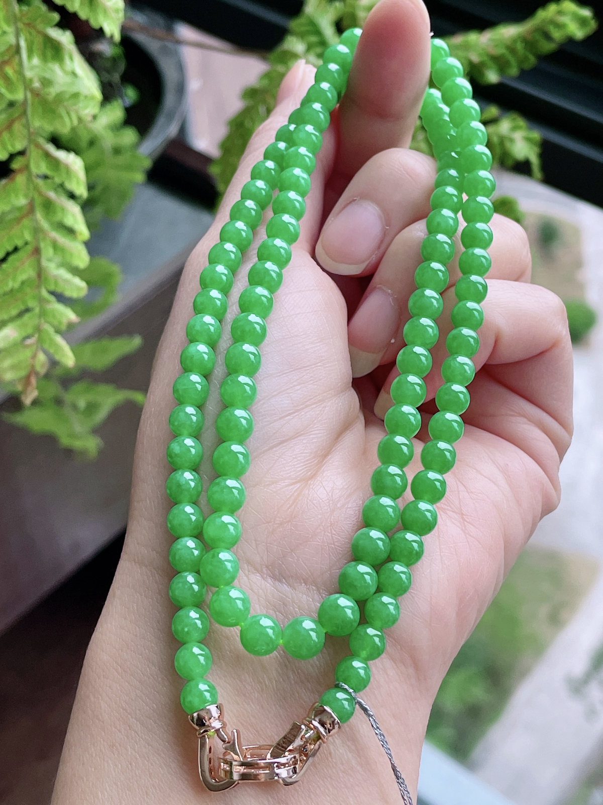 【珠子】冰阳绿珠链圆珠珠子珠链
【说明】缅料 性价比高  
【尺寸】5.8mm，28cm..