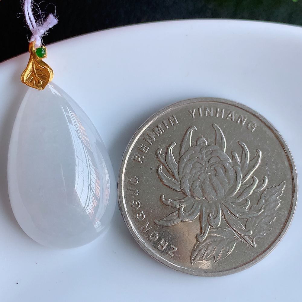 冰润水滴翡翠吊坠，款式新颖时尚，日常百搭的款。满满的份量感，18k金镶嵌，上身效果优雅迷人！性价比超值  W415.18  整体尺寸：29-14.6-7.6mm   裸石尺寸：24-14.6-7.6mm