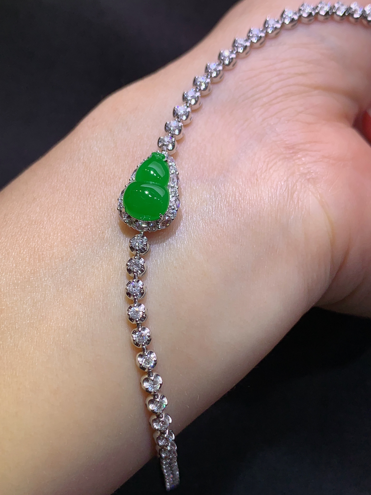 18 K金钻镶嵌冰种辣阳绿葫芦手链 重金大钻豪镶 颜色均匀 亮眼 尺寸11.5*7.2*3.3
