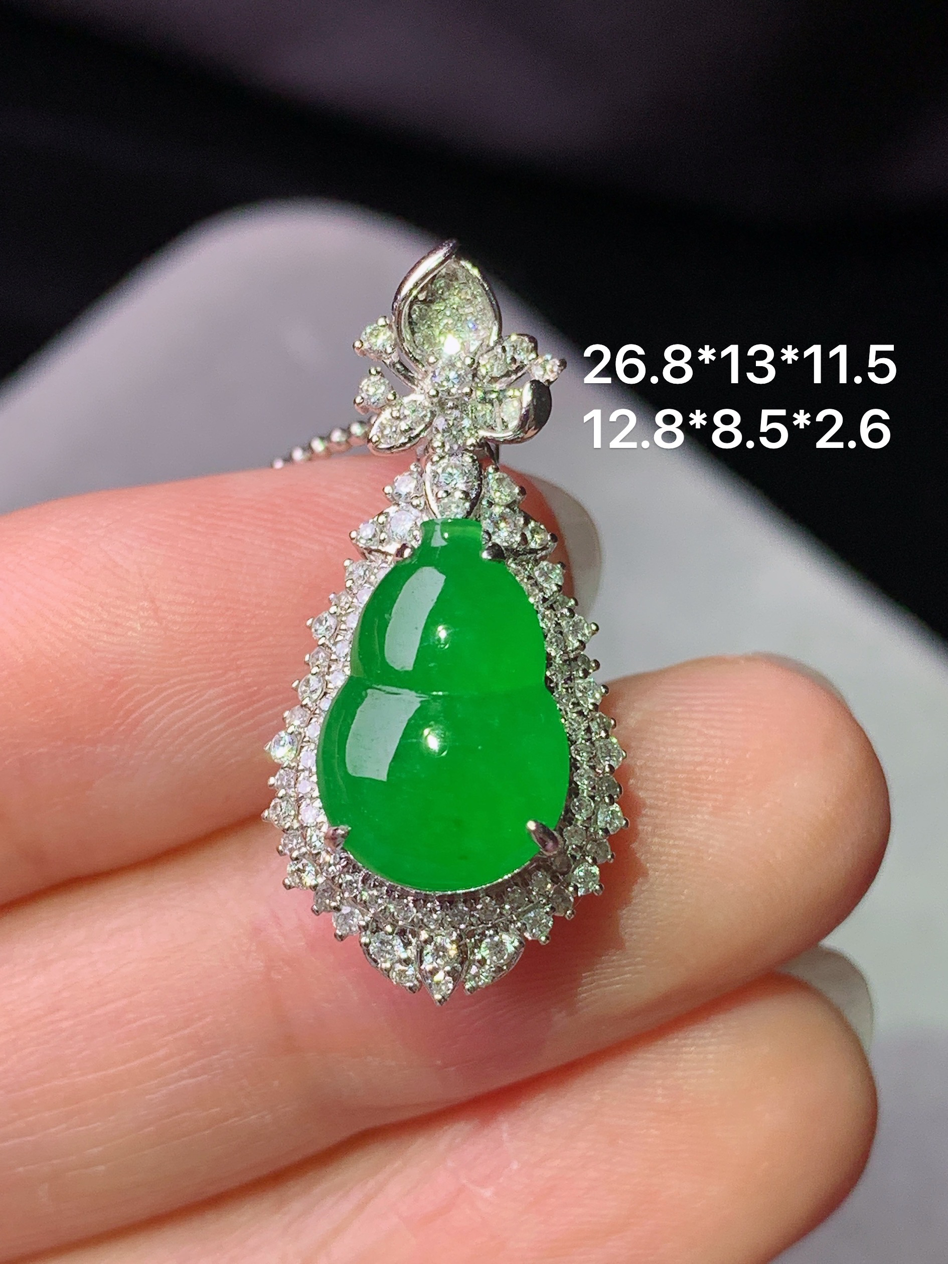 18k金钻镶嵌满绿葫芦吊坠 玉质细腻 色泽艳丽清新 水润亮眼 整体尺寸26.8*13*11.5f1