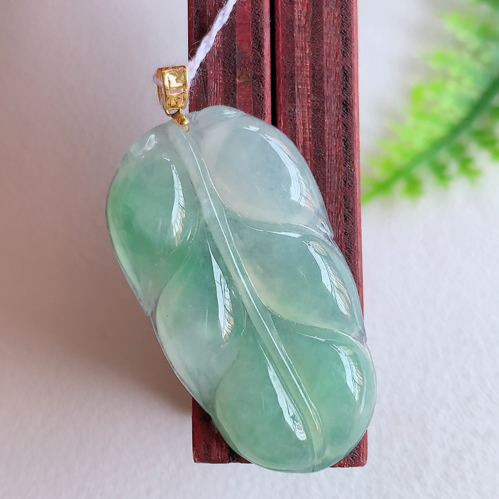 18k金扣冰润飘花金枝玉叶翡翠吊坠  老种起胶感  飘花灵动  寓意“金枝玉叶，大业有成，一夜成名”  饱满大气，水润通透。W415.18 尺寸：31-17.5-4mm