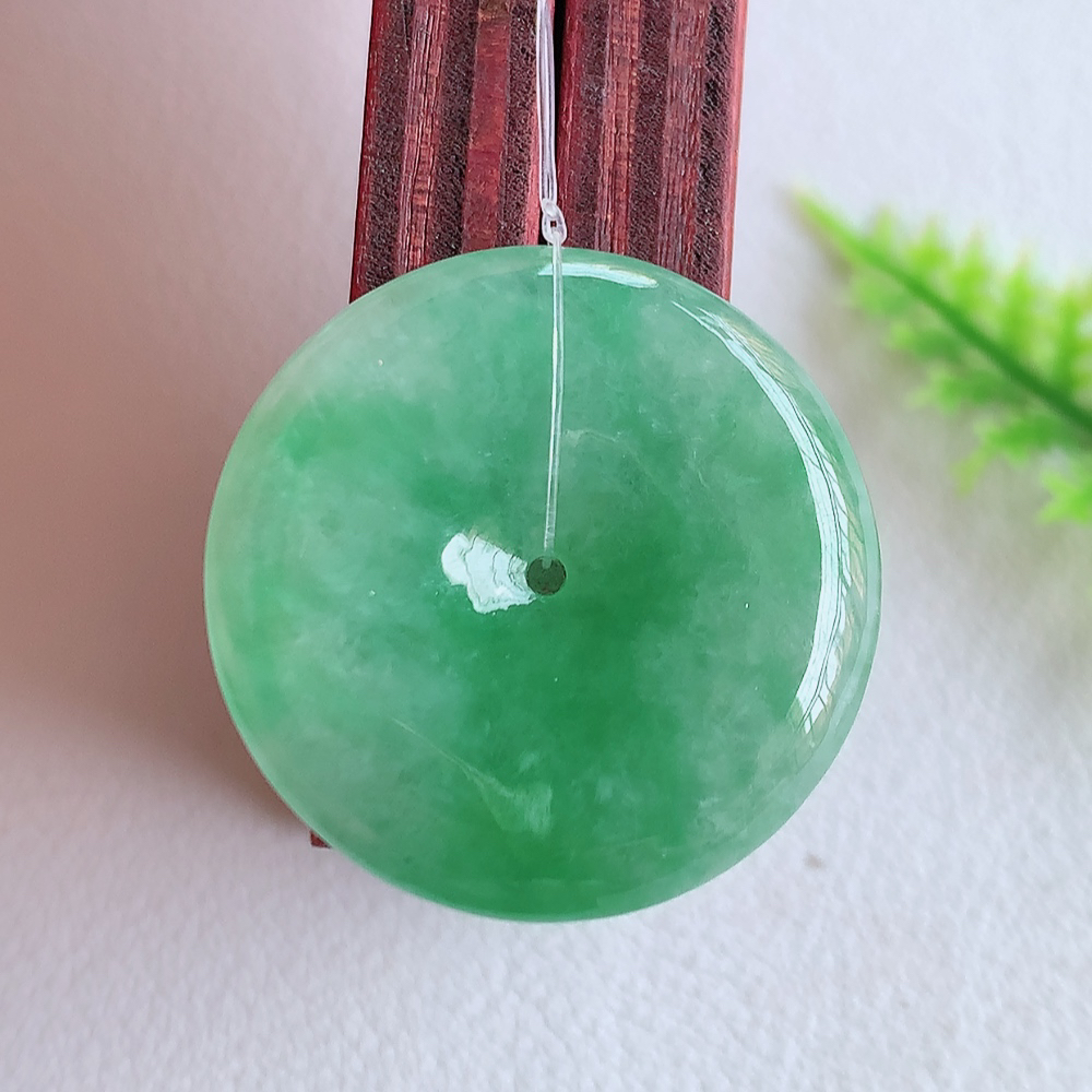 冰润满绿平安扣吊坠，厚装饱满，冰润剔透，细腻水足，种质润泽，飘花灵动，佩戴优雅大气，W49.18   尺寸：24.3-4.6mm