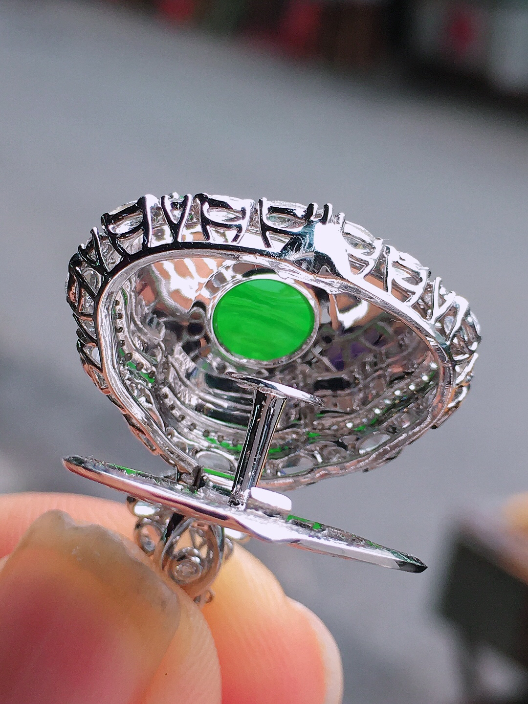 阳绿佛公吊坠，色泽均匀艳丽，玉质细腻，荧光感超
强，饱满圆润，尽显优雅气质，18k
金豪华镶嵌