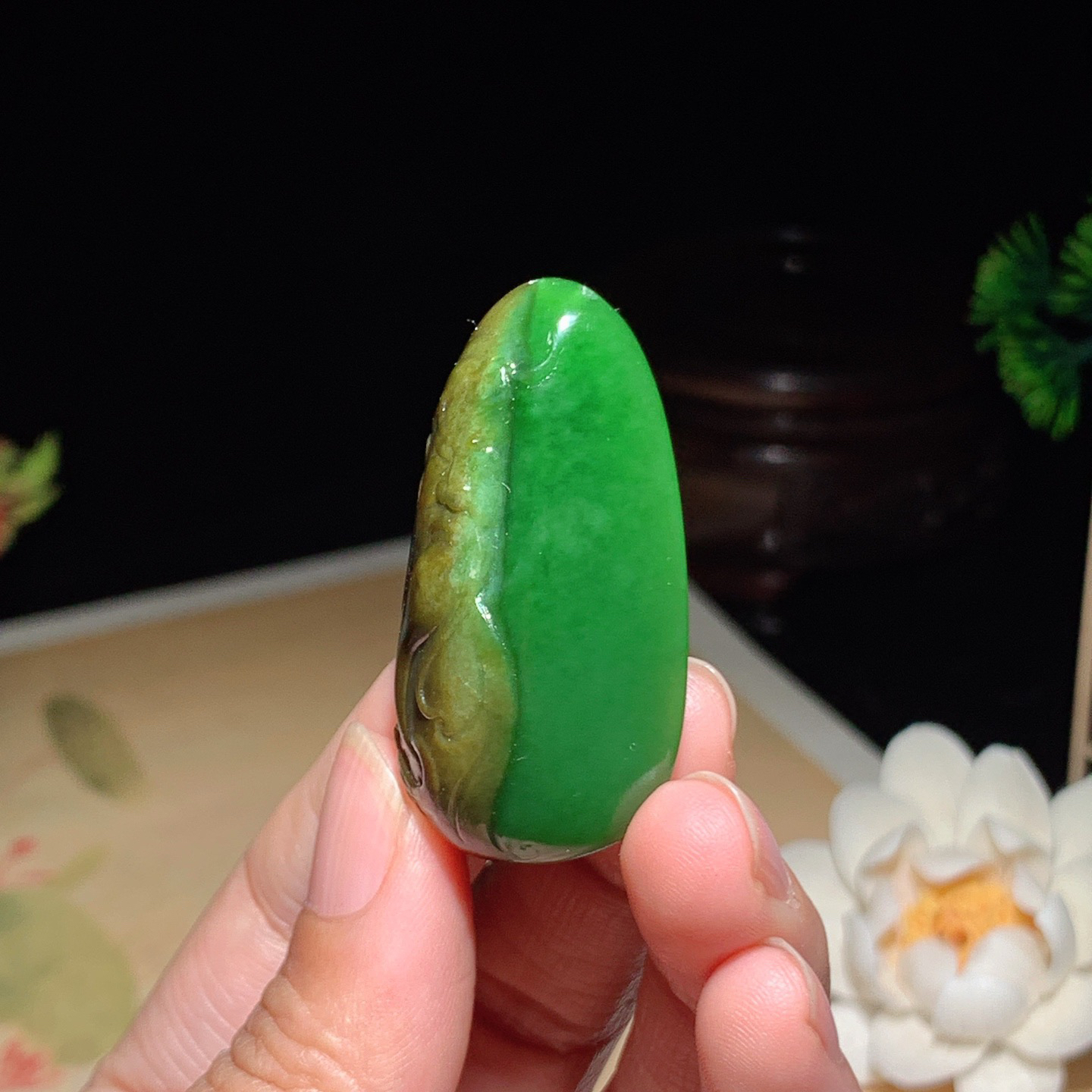 和田玉阳绿俄罗斯武财神关公挂件 尺寸44/25/12重20克，玉质细腻油润 底色纯净 脂粉好，品质好