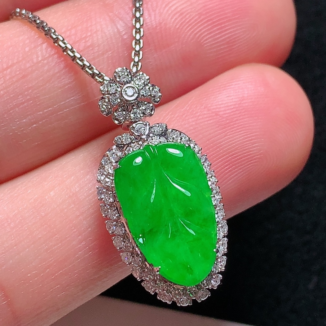 ️18k金镶嵌冰种阳绿金枝玉叶吊坠，种老水头好，又冰又润，饱满无裂：25.7/12.6/8.2mm裸石：14.8/9.1/2mm