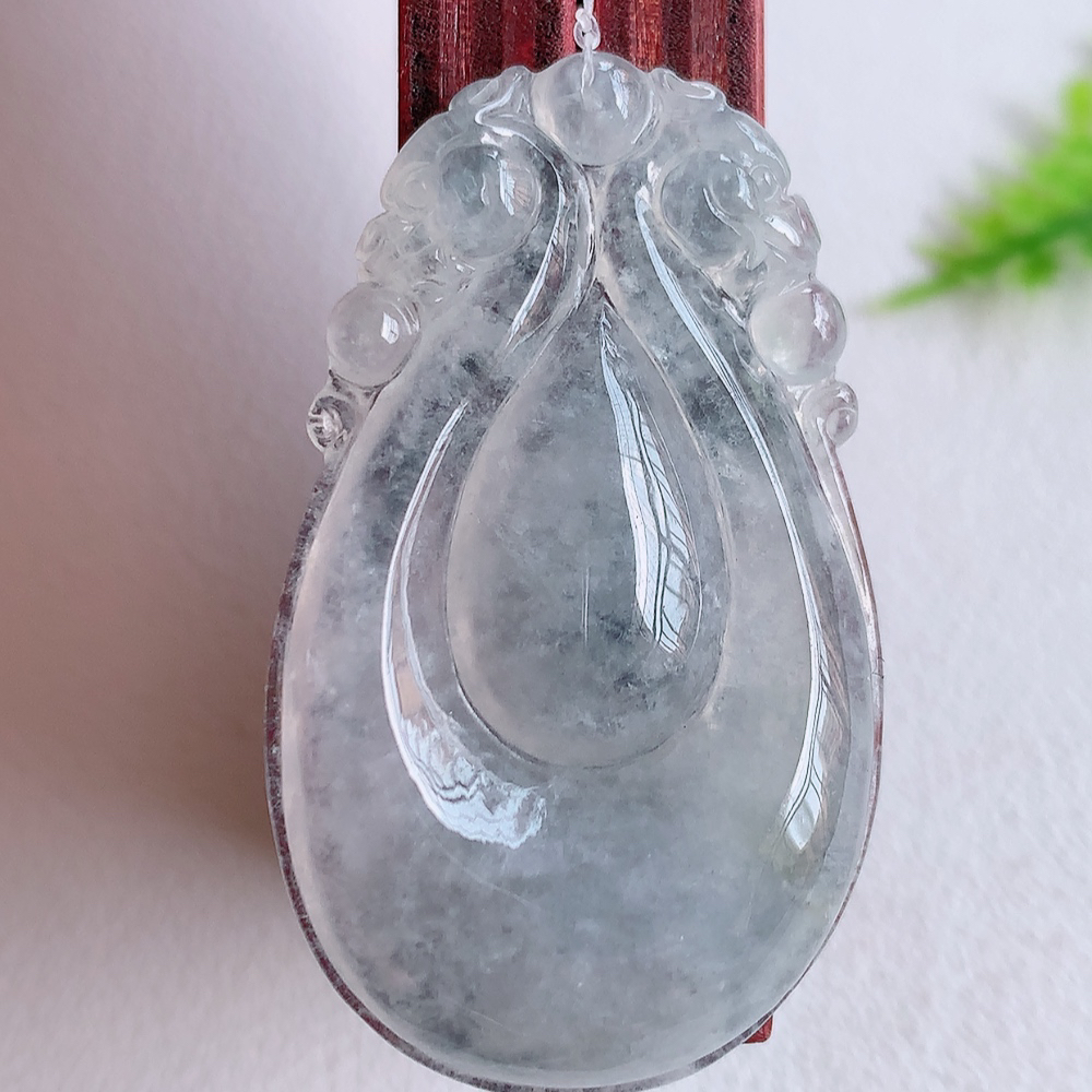 冰润福贝翡翠吊坠，寓意“辈辈有福，财源广进”水足莹润。通体清新通透，佩戴效果优雅迷人，W49.18 