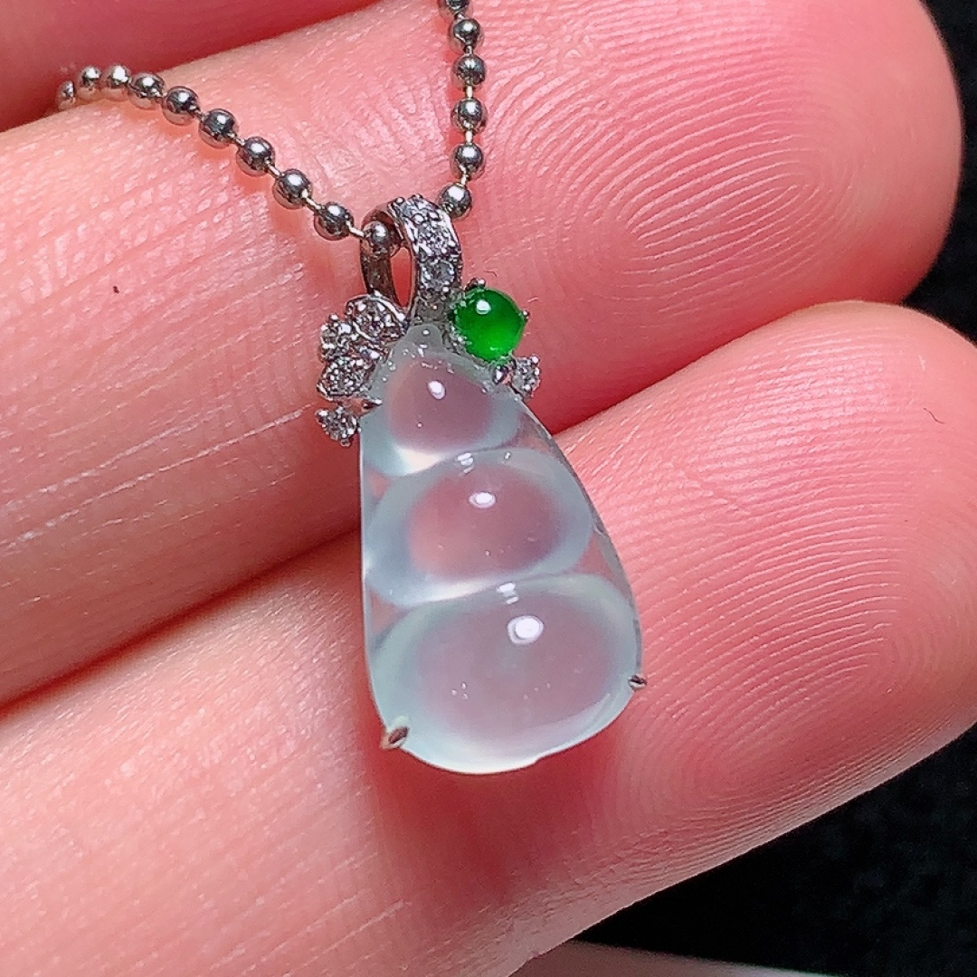 ️18k金镶嵌冰种福豆吊坠，种老水头好，又冰又润，饱满无裂：17.3/8.2/5.4mm裸石：12