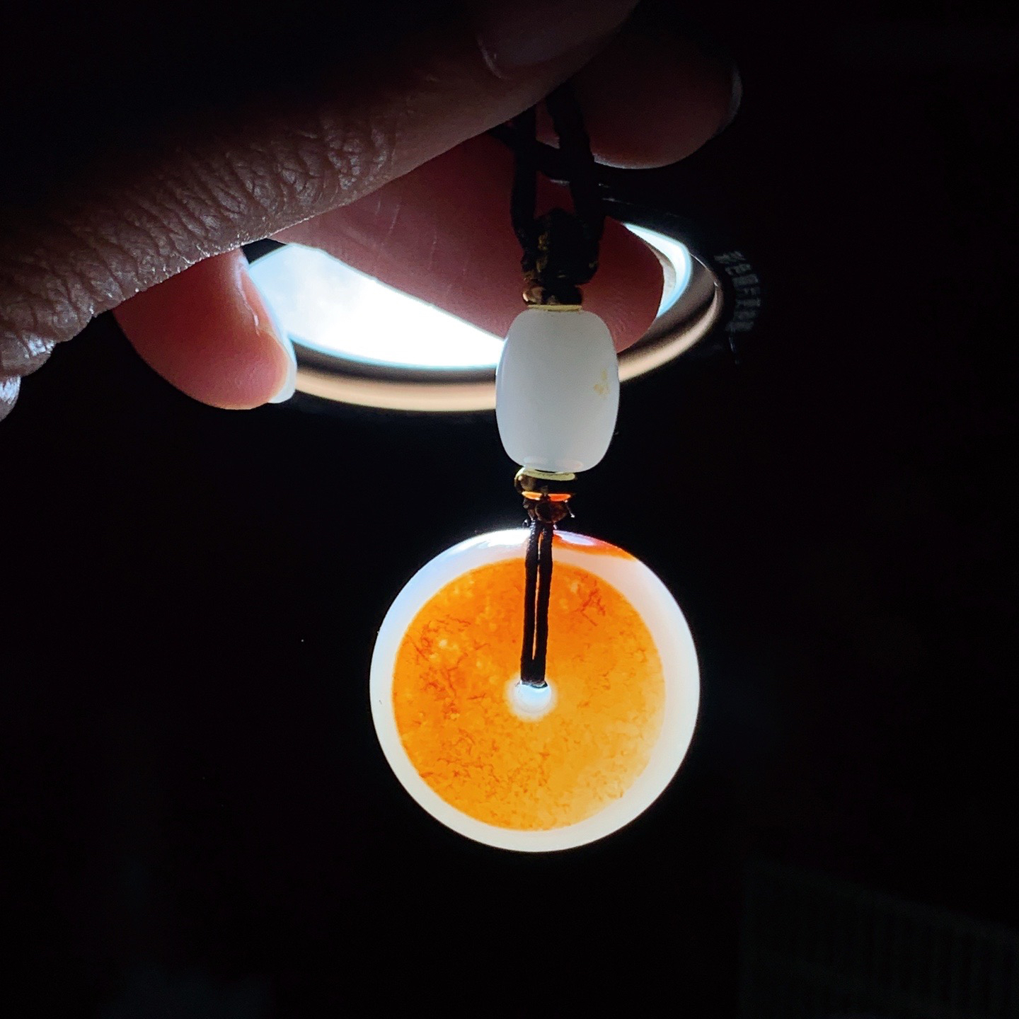 和田玉红皮料白玉平安扣挂件。尺寸24/14重19克，玉质细腻油润 脂粉好，品质好！lt260418