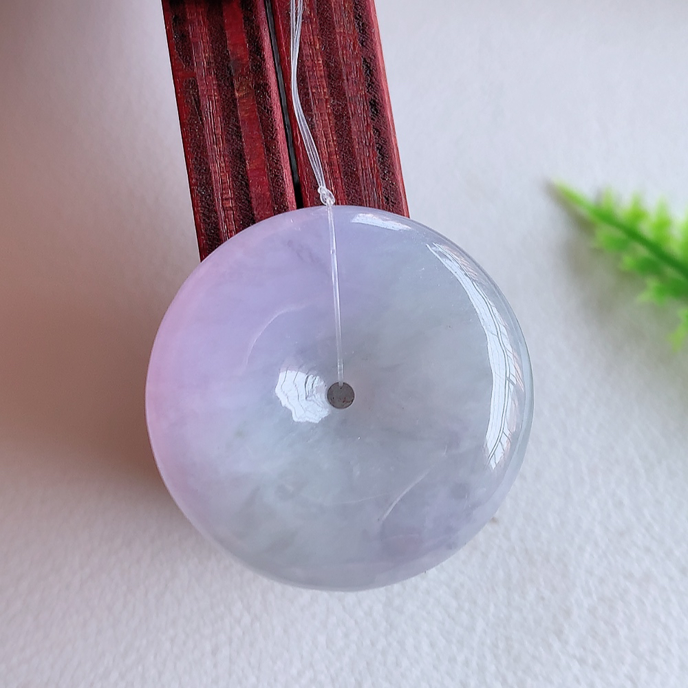 冰润紫罗兰平安扣吊坠，厚装饱满，冰润剔透，细腻水足，种质润泽，飘花灵动，佩戴优雅大气，W49.18   尺寸：24.6-5.5mm