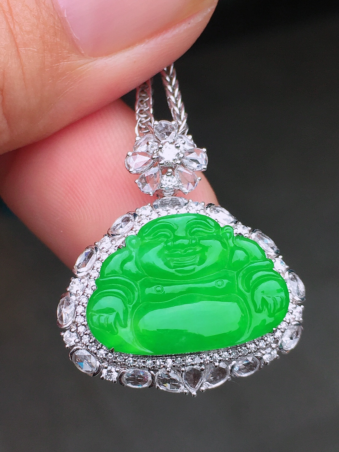 阳绿佛公吊坠，色泽均匀艳丽，玉质细腻，荧光感超
强，饱满圆润，尽显优雅气质，18k
金豪华镶嵌