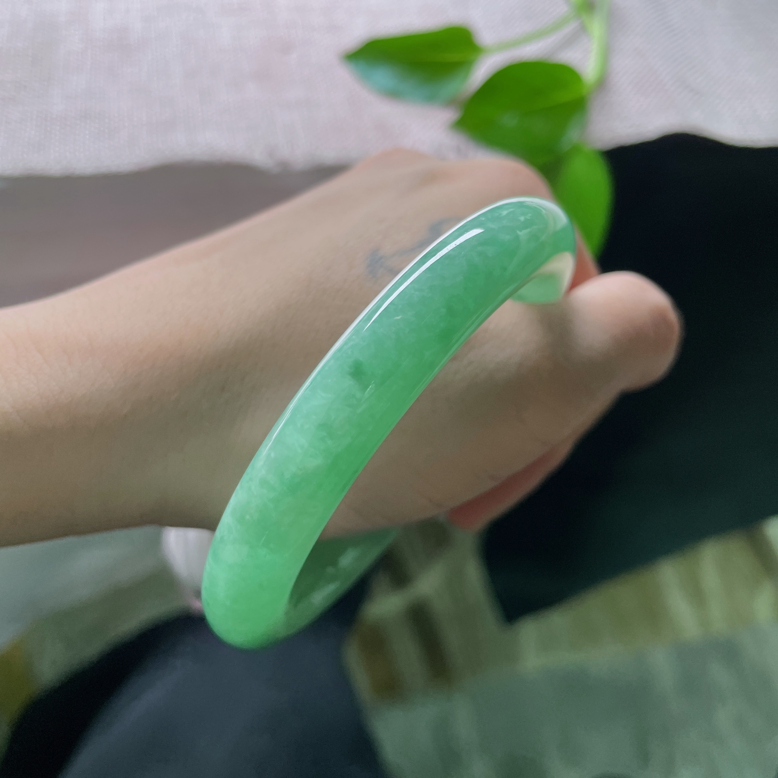 55/10.8，满绿圆条，腕间藏了一整个春天。这抹满绿，是时光凝成的诗..