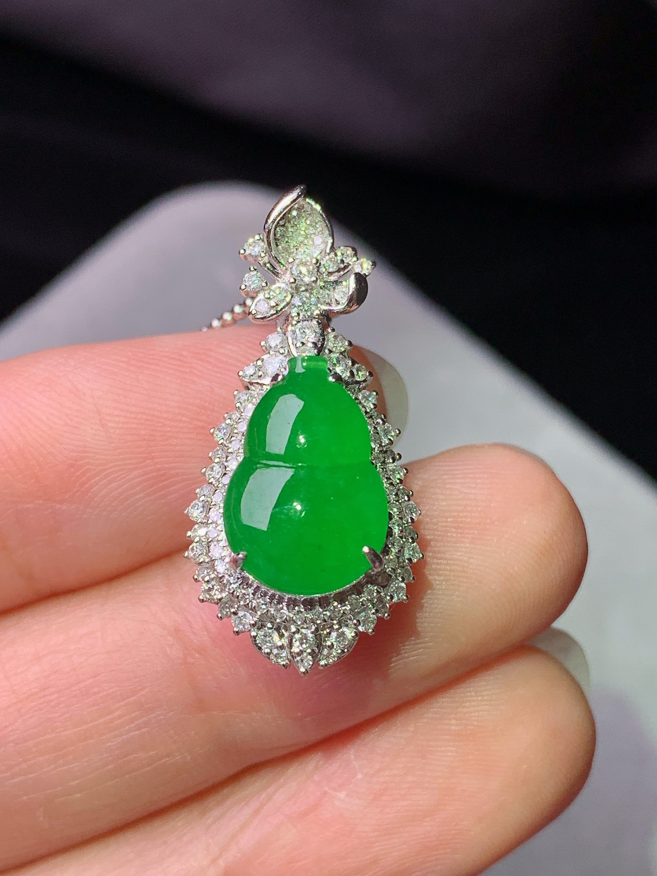 18k金钻镶嵌满绿葫芦吊坠 玉质细腻 色泽艳丽清新 水润亮眼 整体尺寸26.8*13*11.5f1