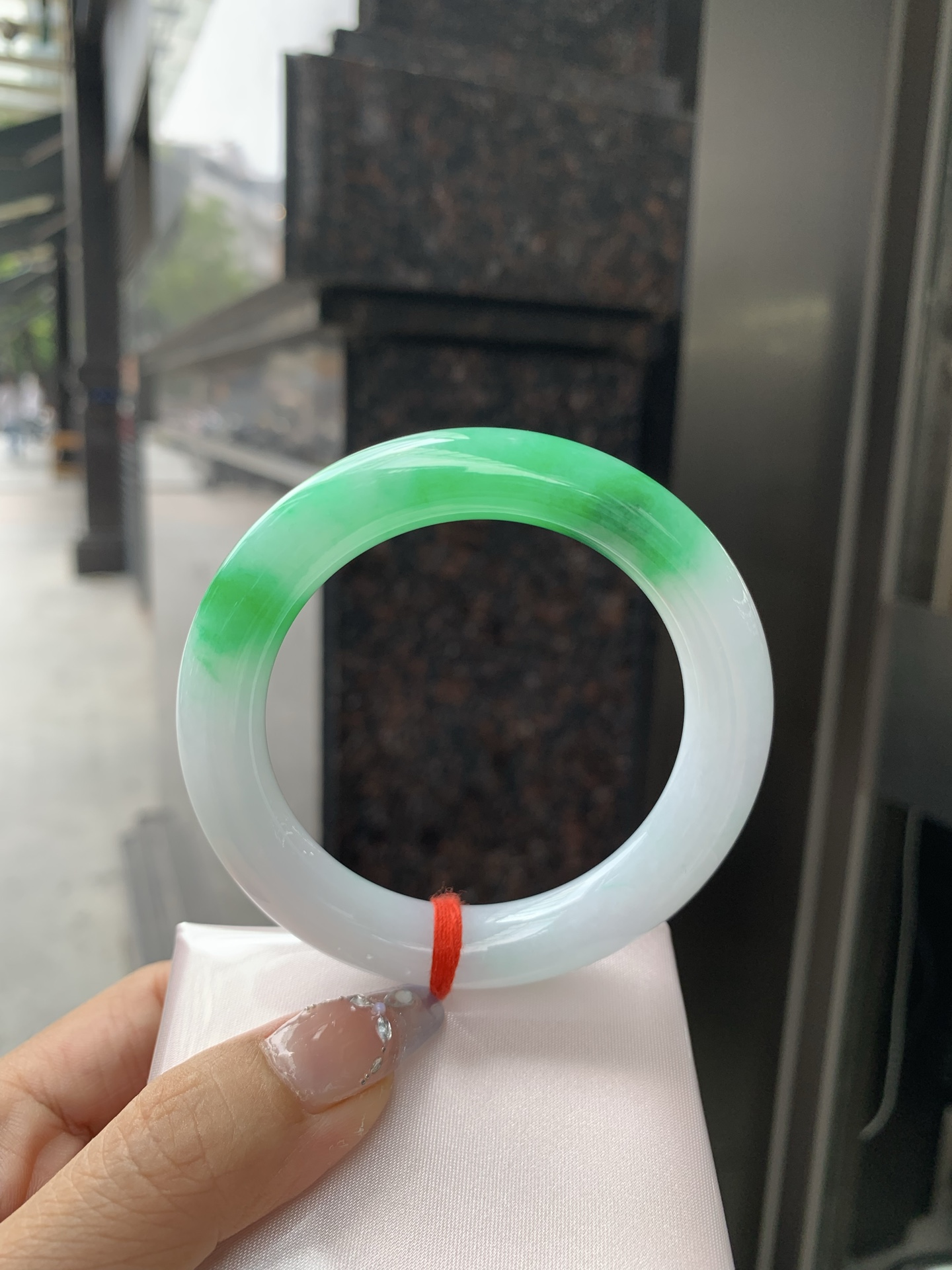 白底青辣绿圆条，55.1-10.6-11.1，0419-N481，打灯多处细纹，有断纹，底妆水润，一节辣绿花点缀，镯色生香，腕间之美，水润中透着灵气，仙气缭绕，温婉可人，举手投足间皆是美好