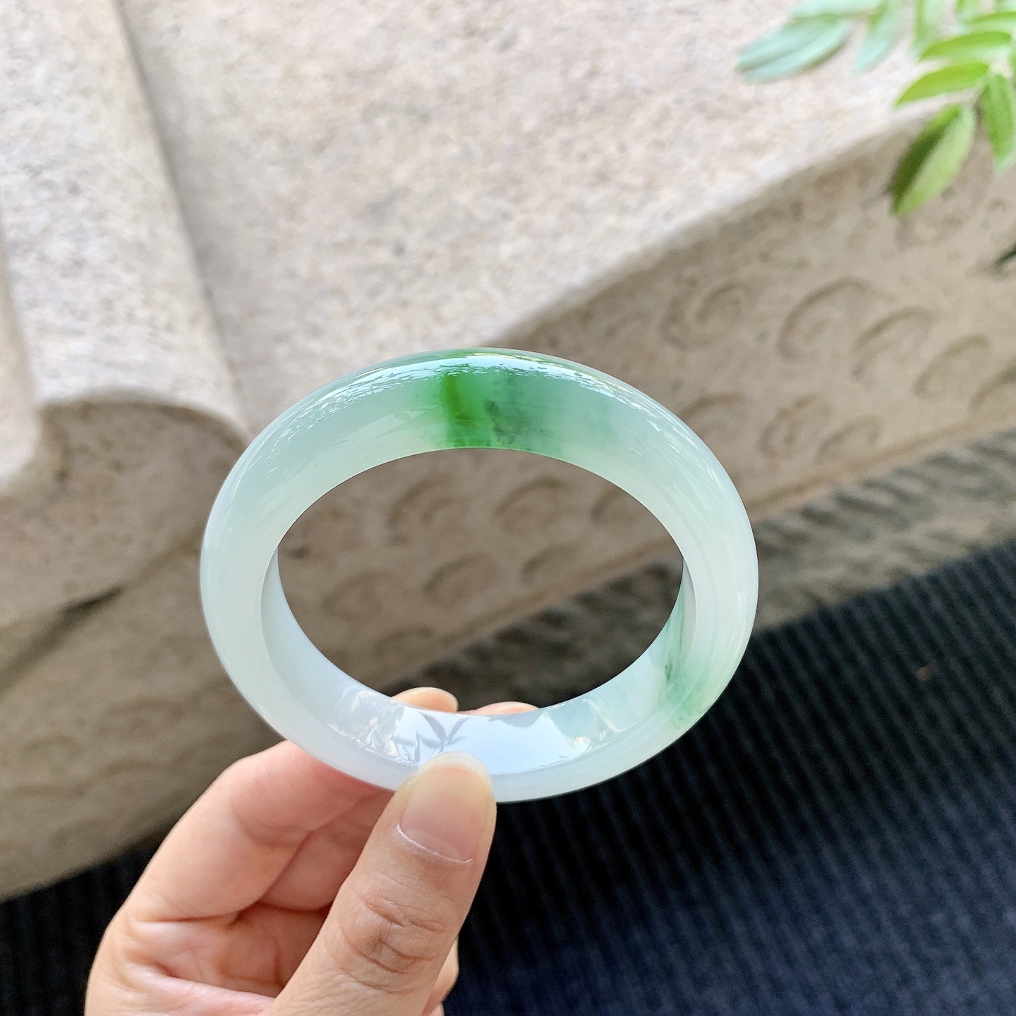 正圈 55 55【圈口】55.4/12.8/9【编码】A1061389【描述】冰糯飘辣绿，水润，种老，细腻，无裂