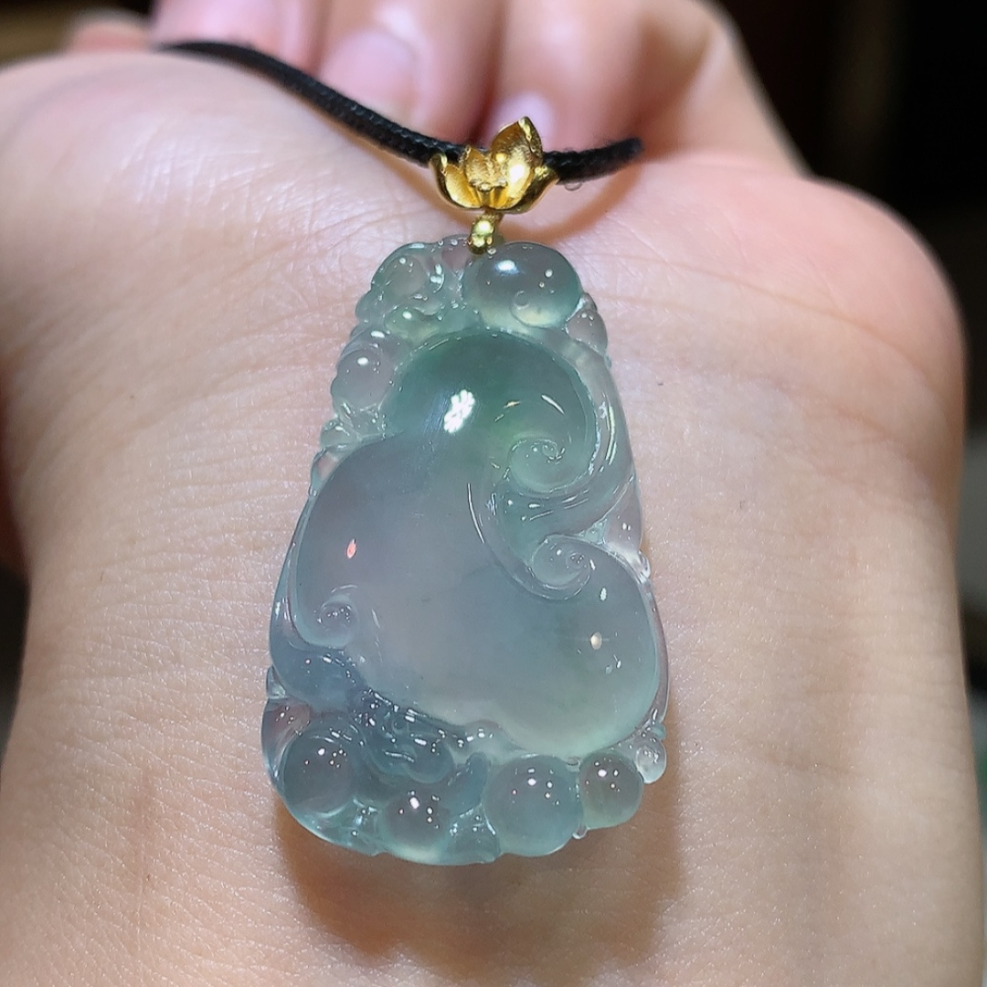 高冰飘花如意吊坠，冰润起胶感，料子细腻饱满，佩戴清新自然，35.3-20.1-5.5